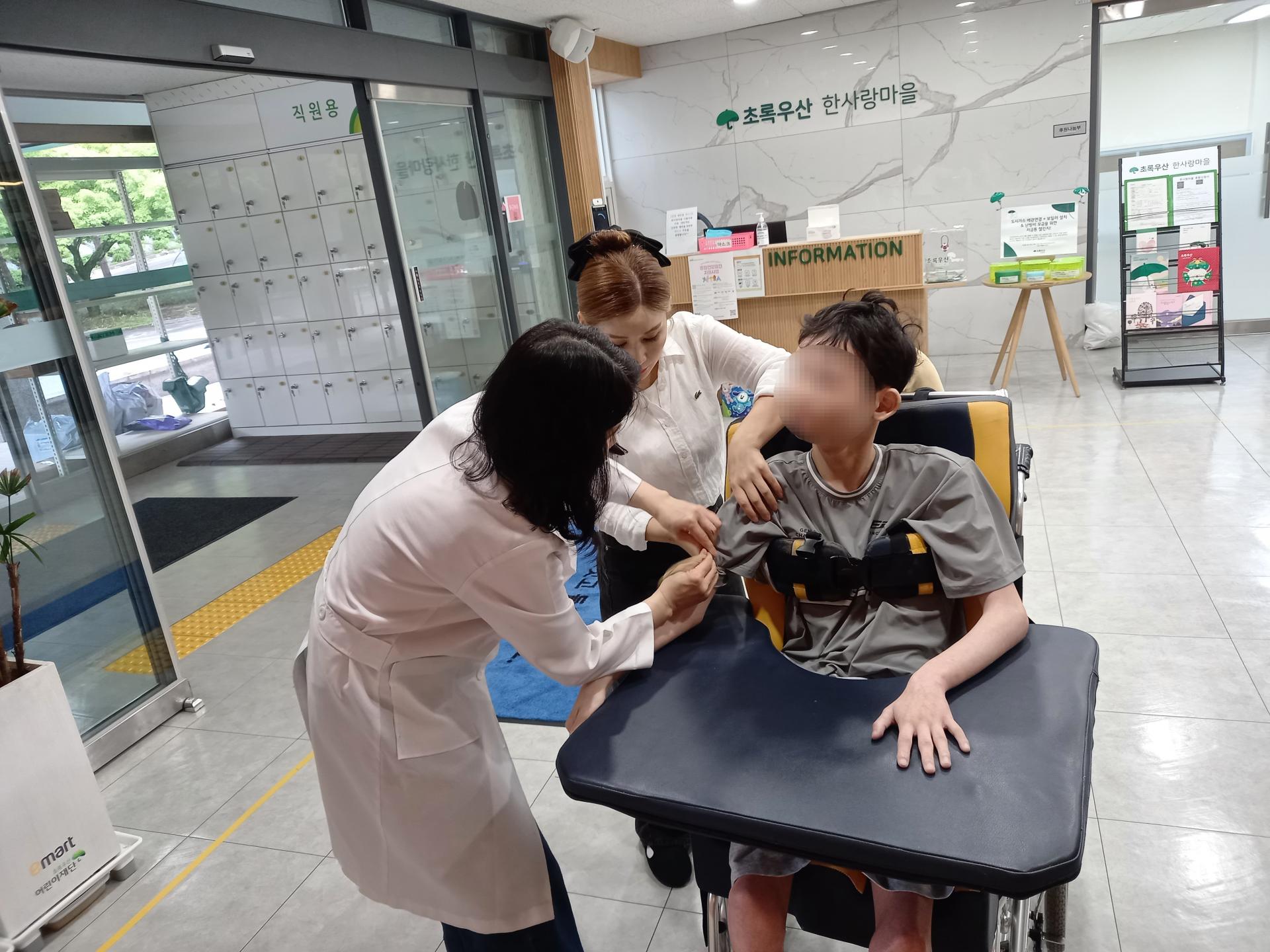 검진을 위해 채혈중인 이용자