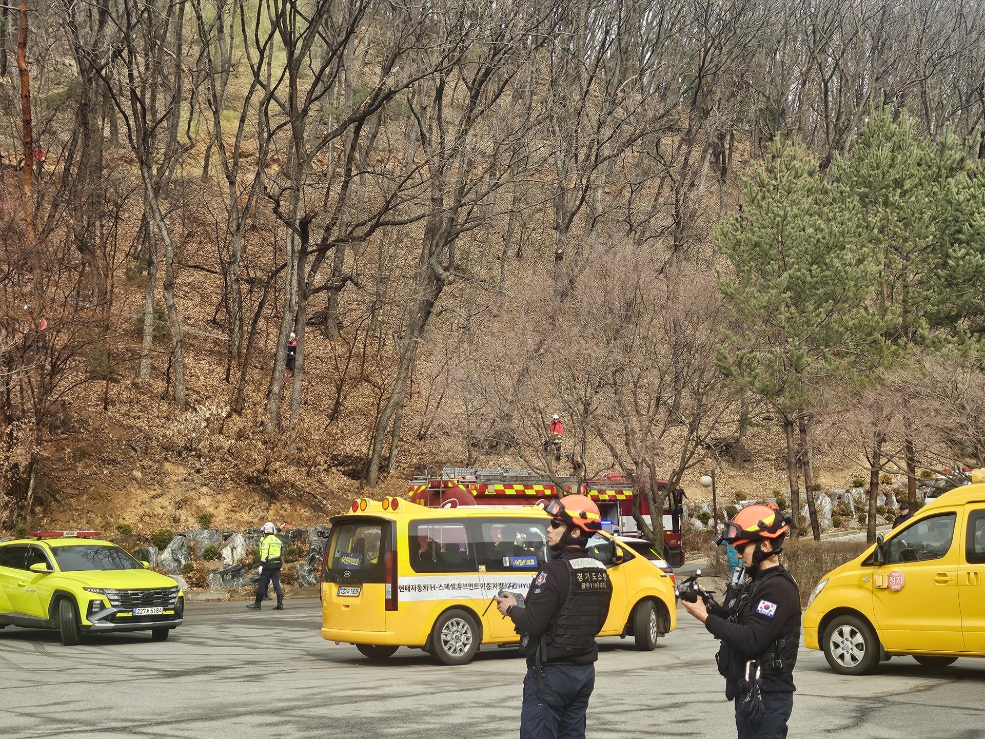 대피를 하고 있는 이용자와 직원이 탑승한 차 사진