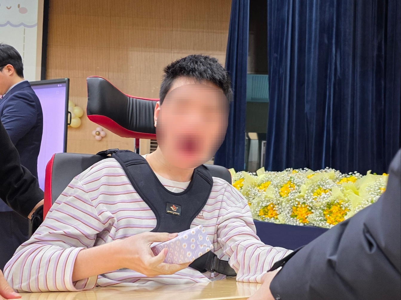입학식에서 받은 기념품을 들고있는 이용자