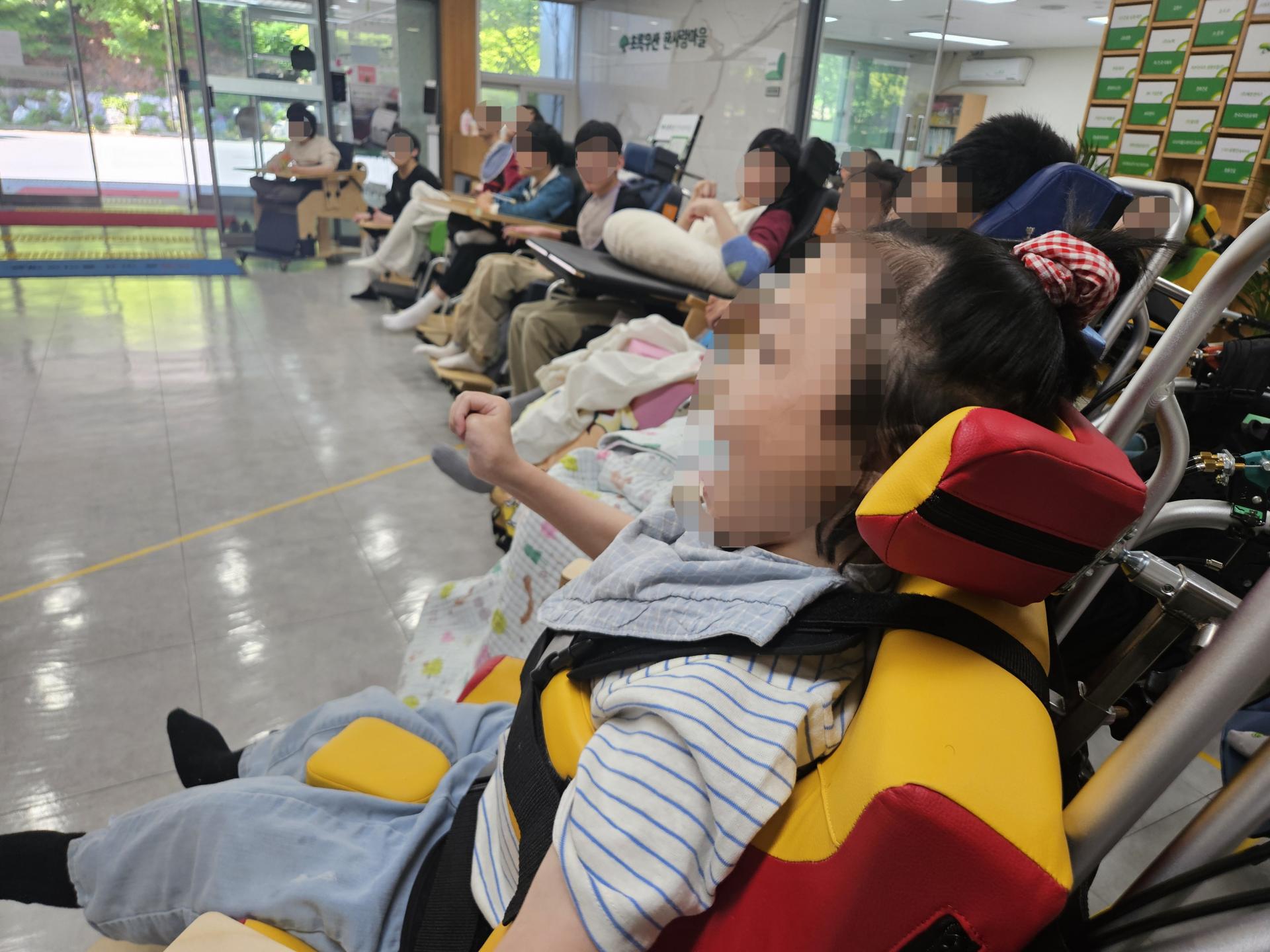 플룻 연주를 듣고 웃고 있는 이용자