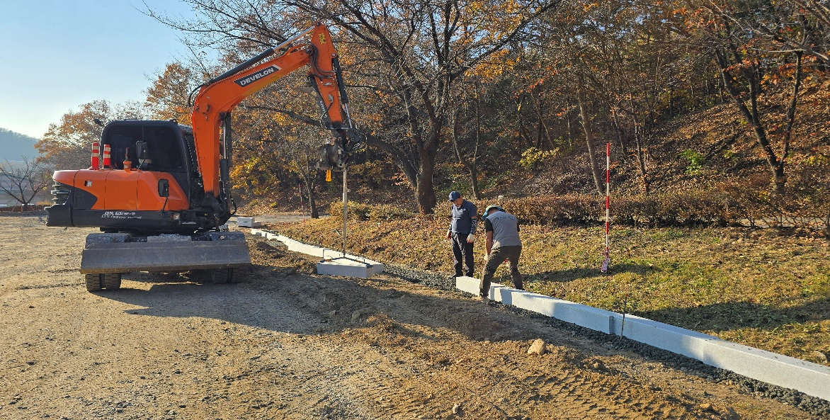 포크레인으로 땅을 갈고있는 모습