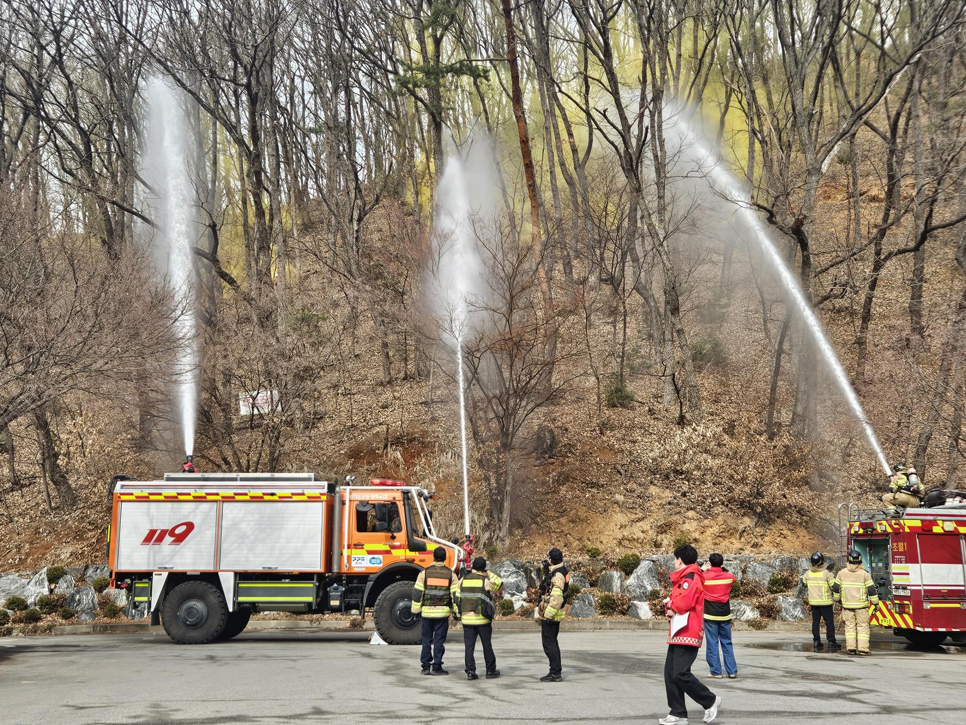 화재를 진압하고 있는 소방대원들