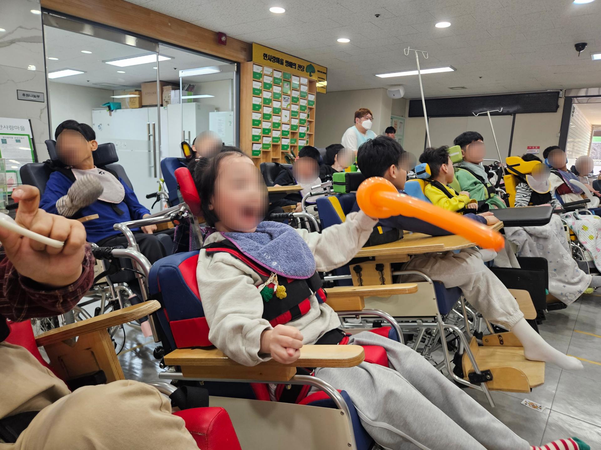 풍선으로 만든 칼을 받아 즐거워하는 이용자