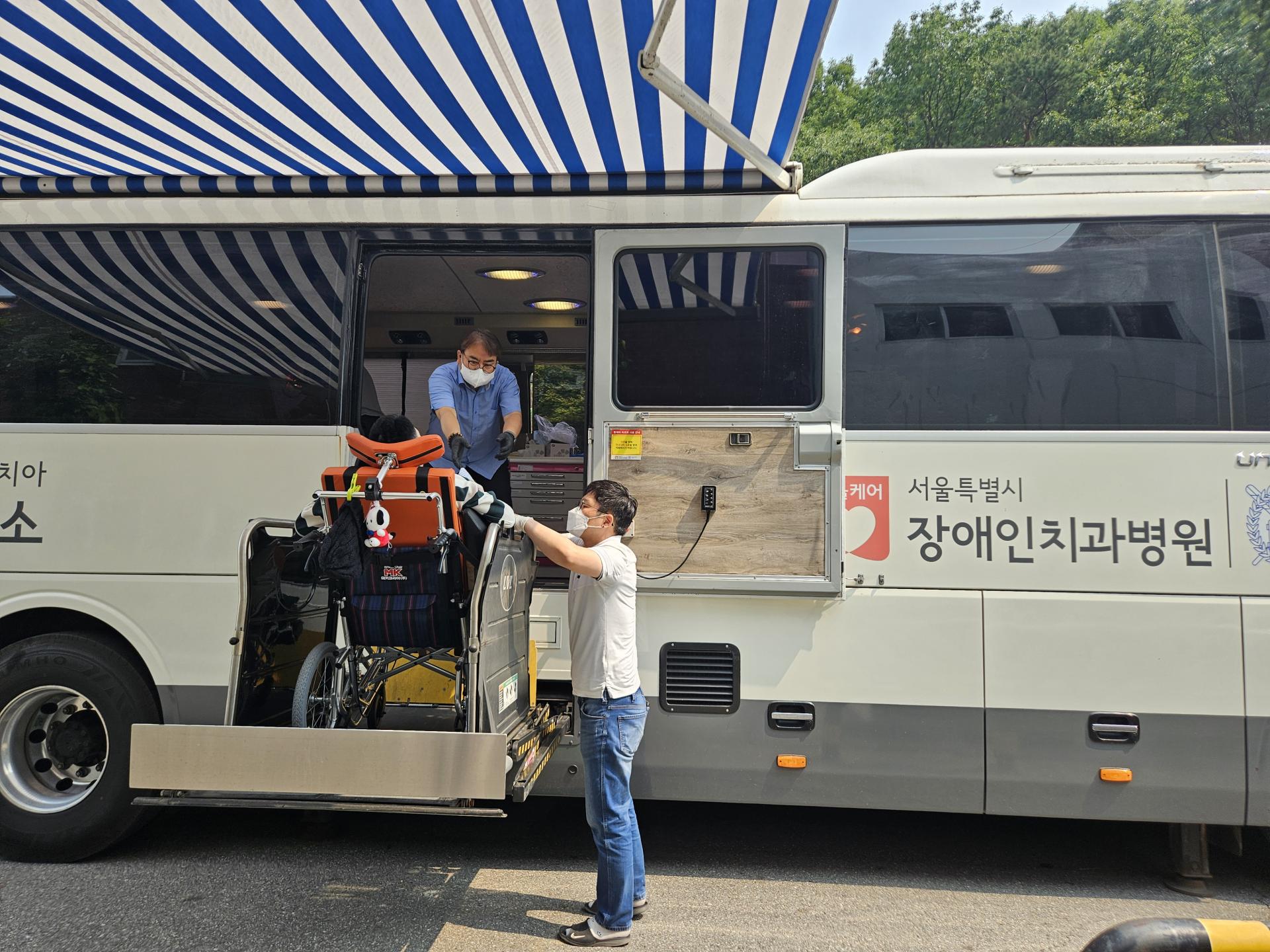 이동진료 차 리프트를 통해 탑승하는 이용자 모습