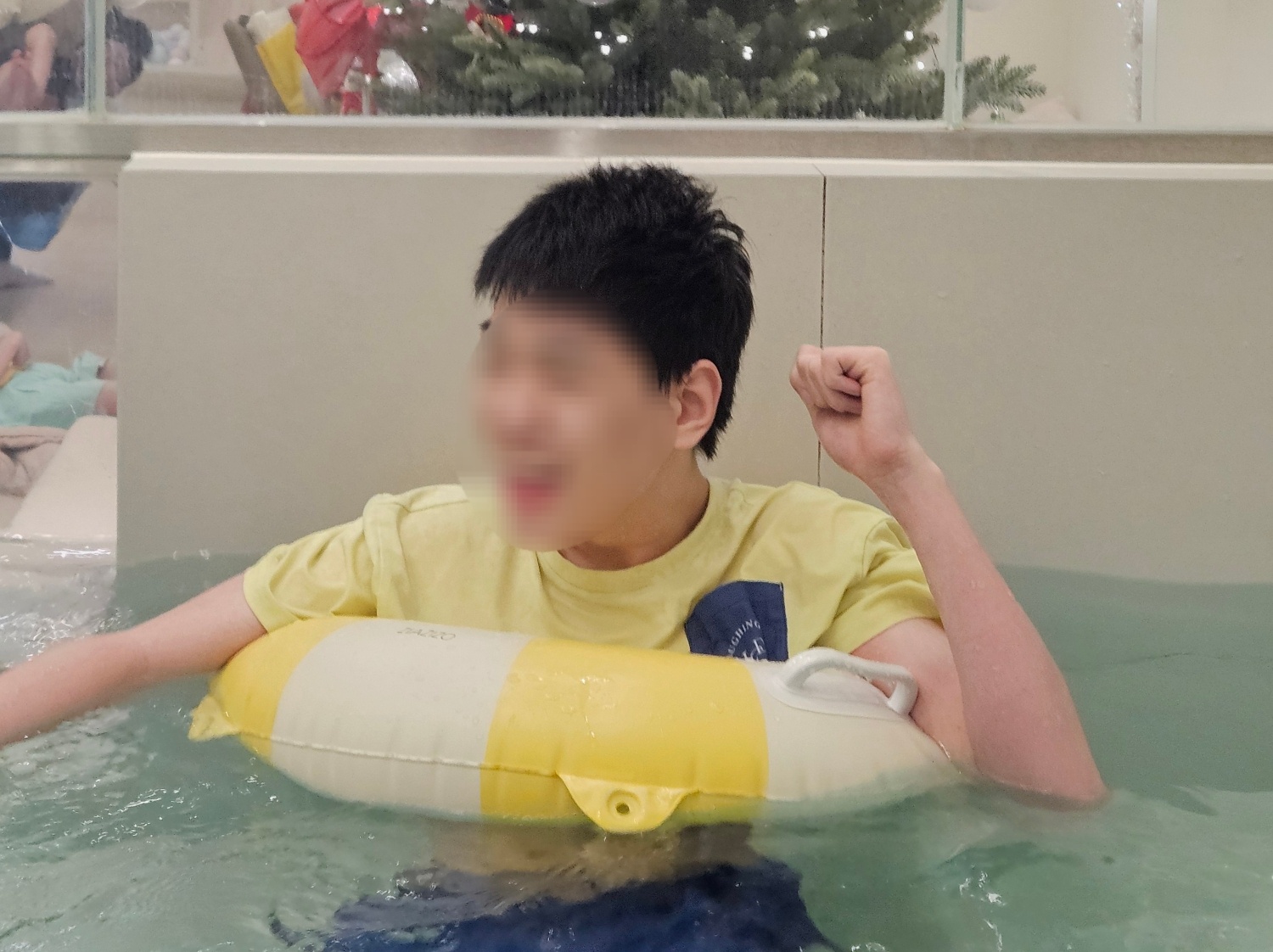 튜브를 타고 물놀이를 하며 즐거워하는 이용자
