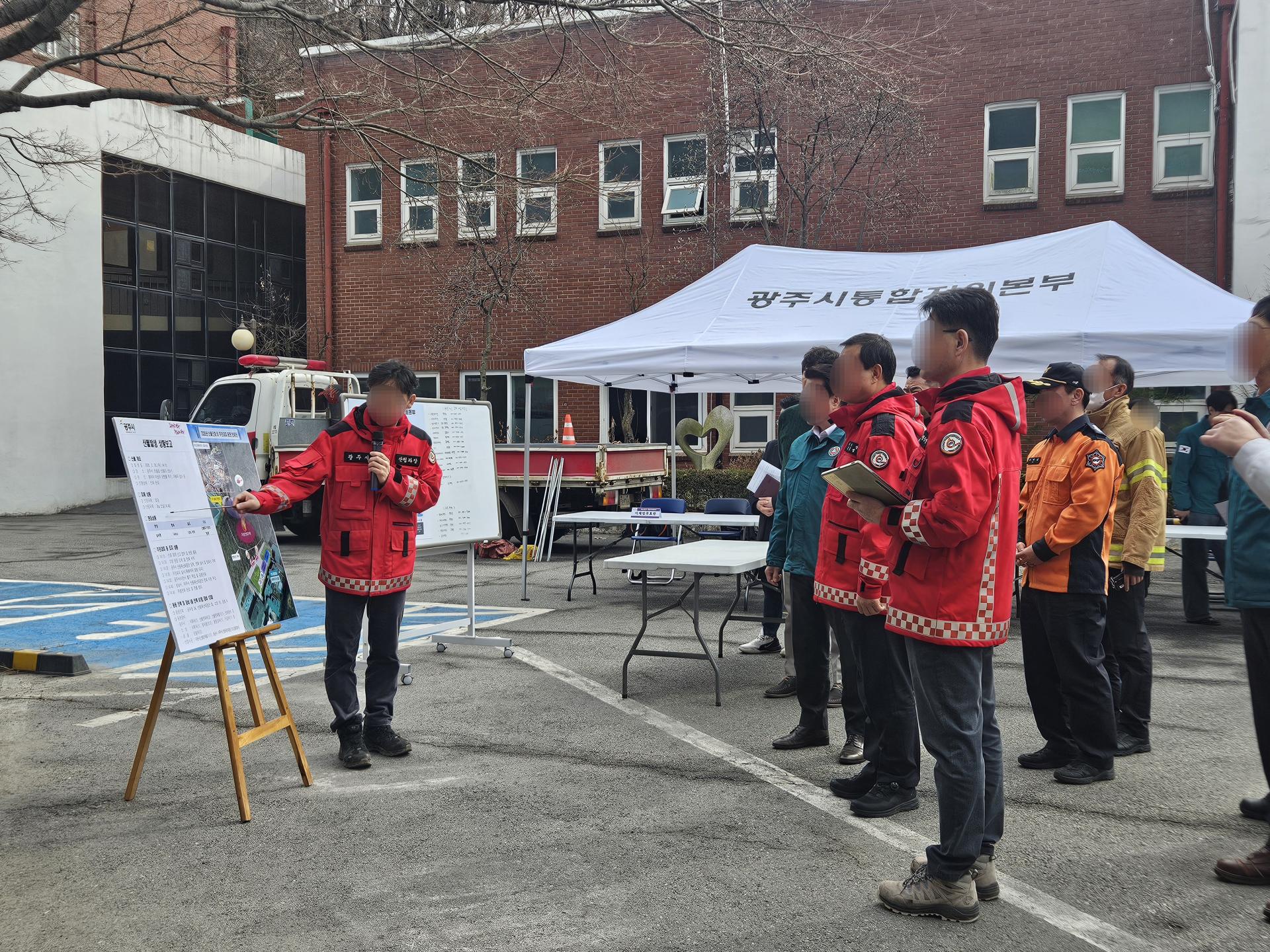화재 진압 후 브리핑을 하는 모습