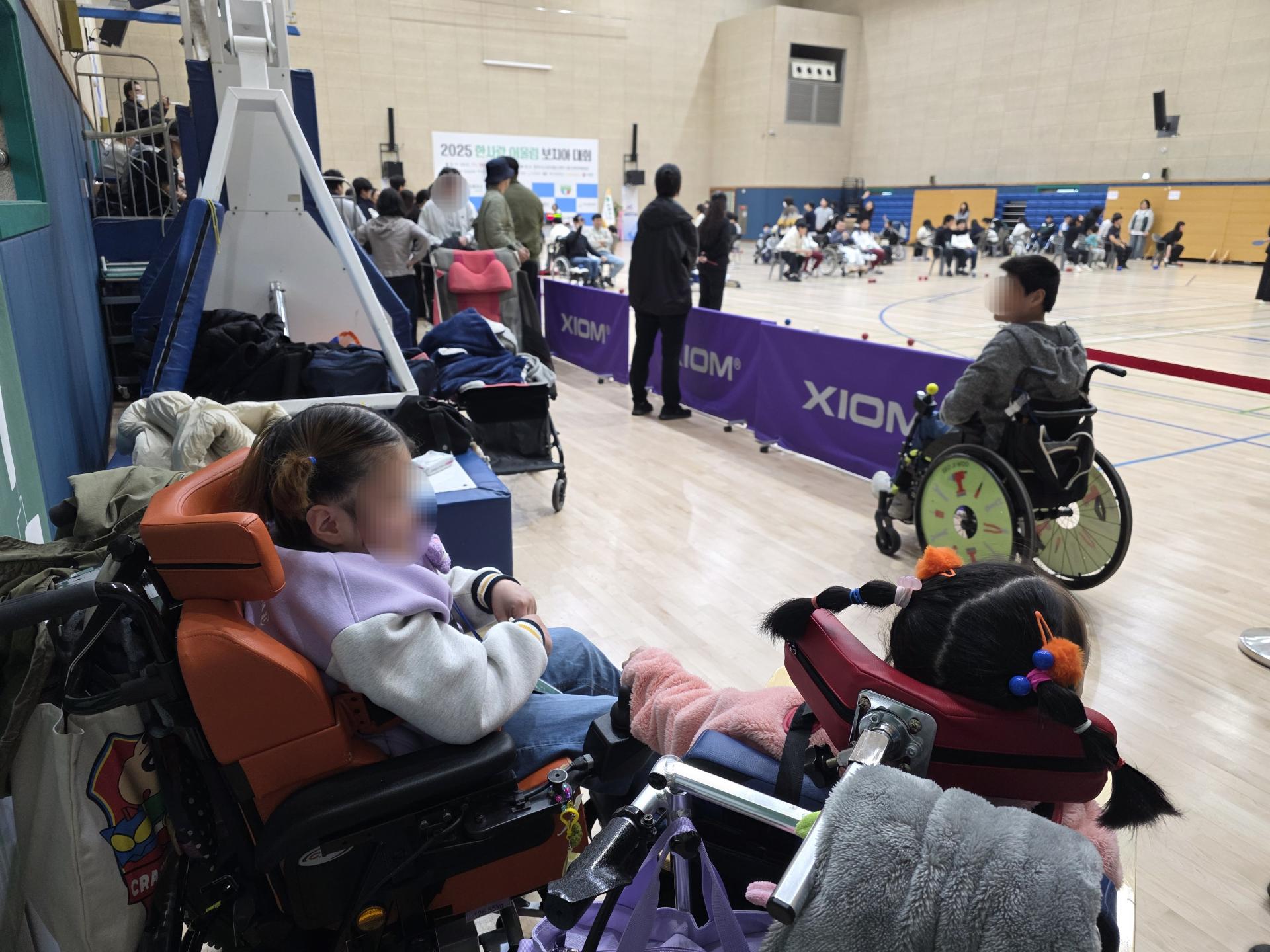 순서를 기다리며 구경하고 있는 이용자들