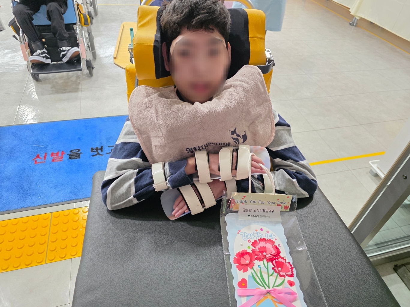 등교할때 카네이션 카드를 챙긴 이용자