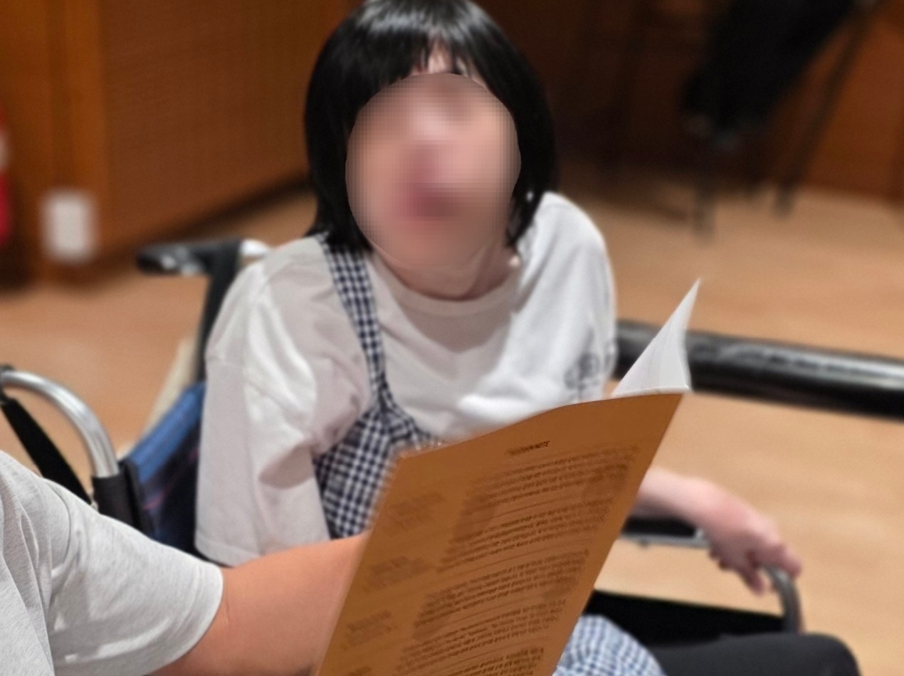 공연 관련 책자를 보는 직원과 이용자