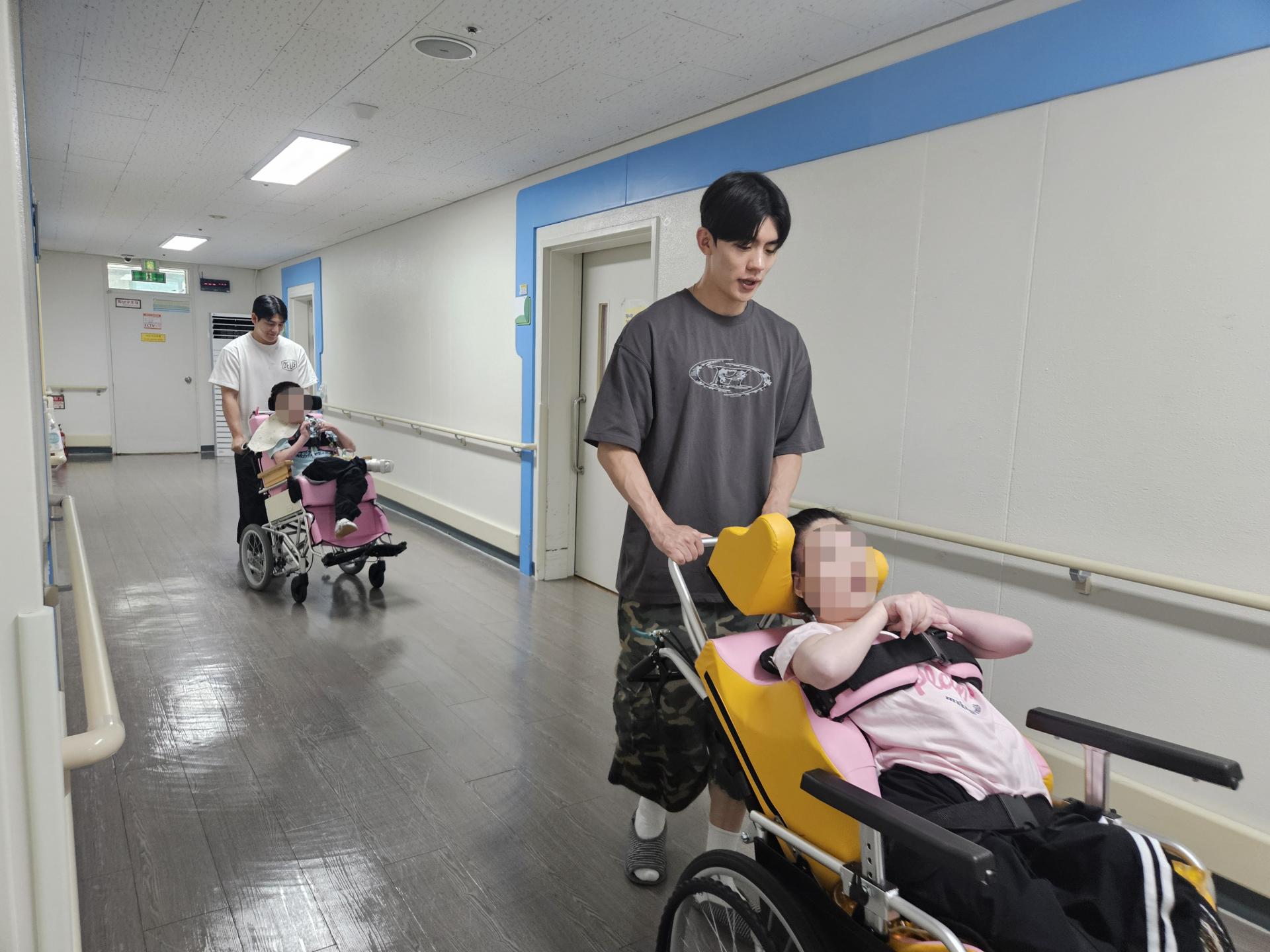 함께 원내 산책중인 이용자와 자원봉사자