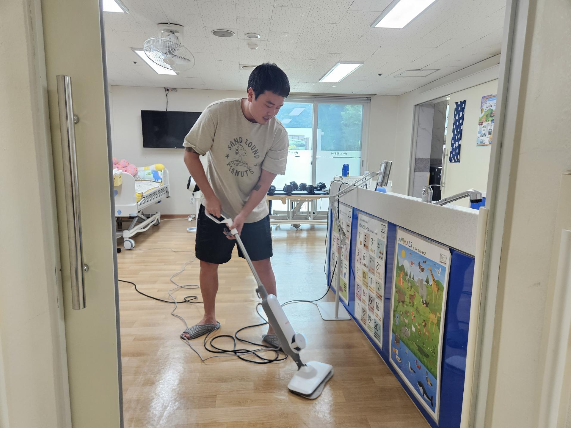 생활공간을 깨끗하게 청소하는 자원봉사자