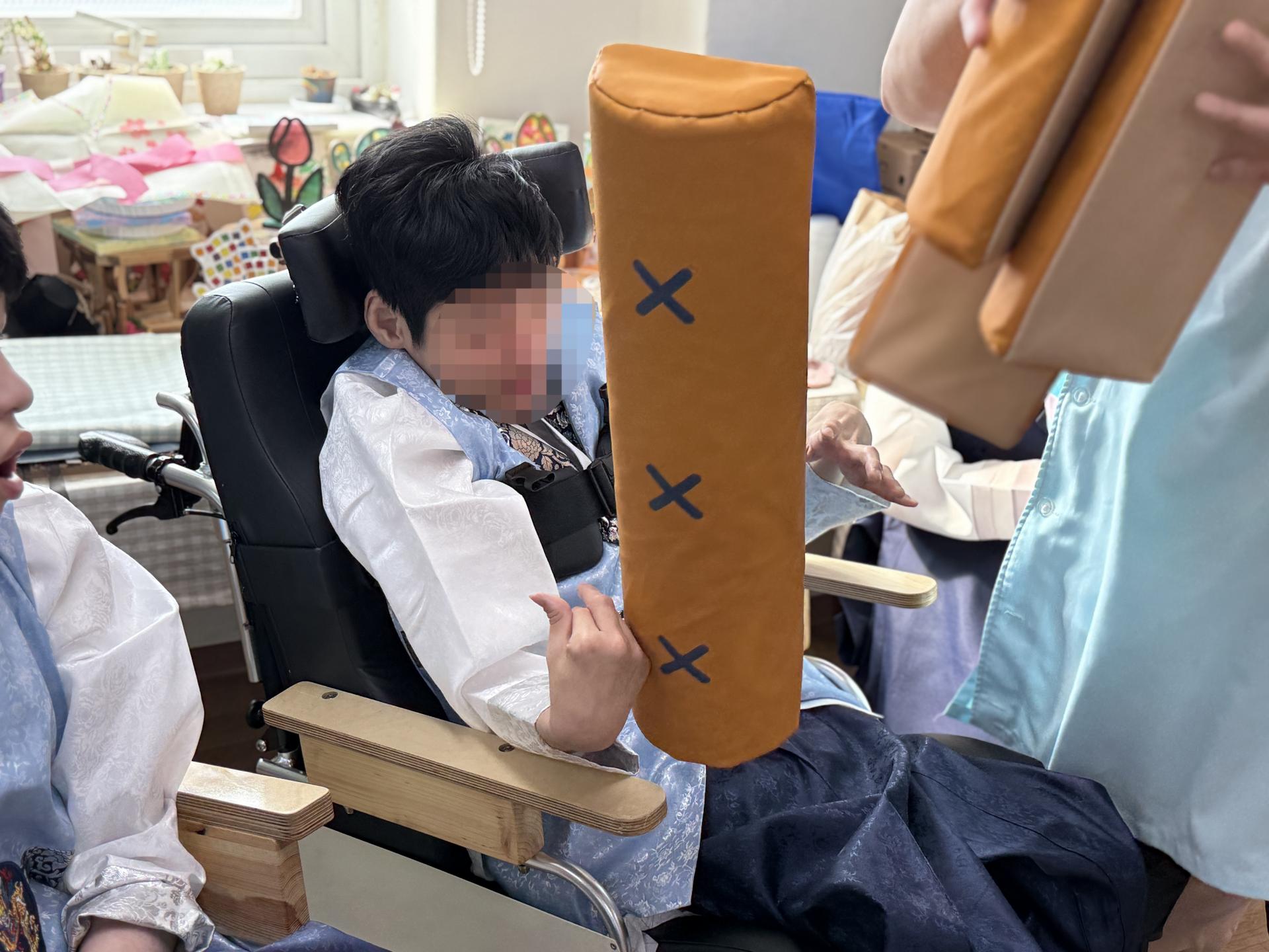 윷을 던지고 있는 이용자