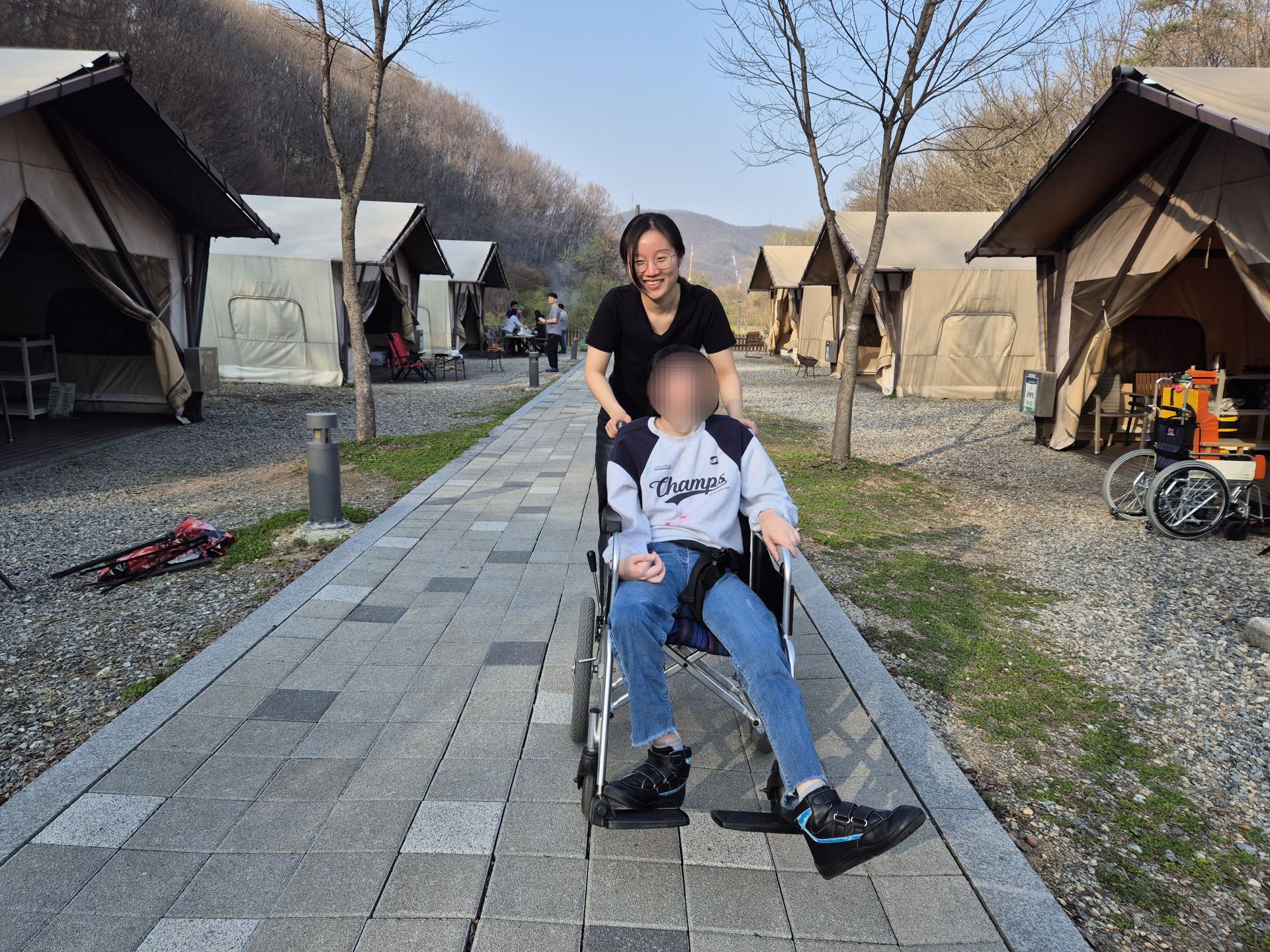 산책을 하며 즐거워하는 이용자와 직원