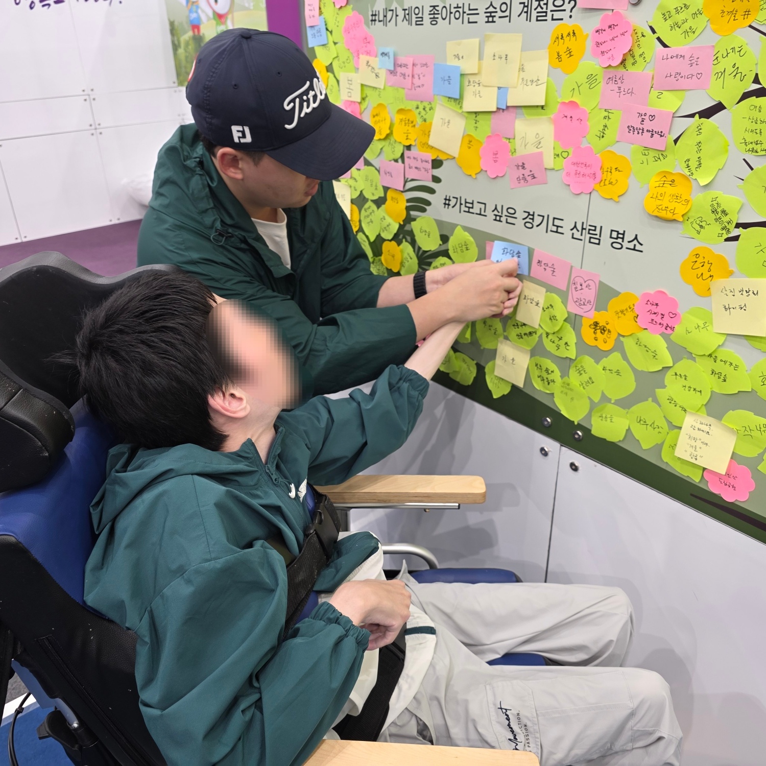 부스를 체험하고 있는 이용자와 직원