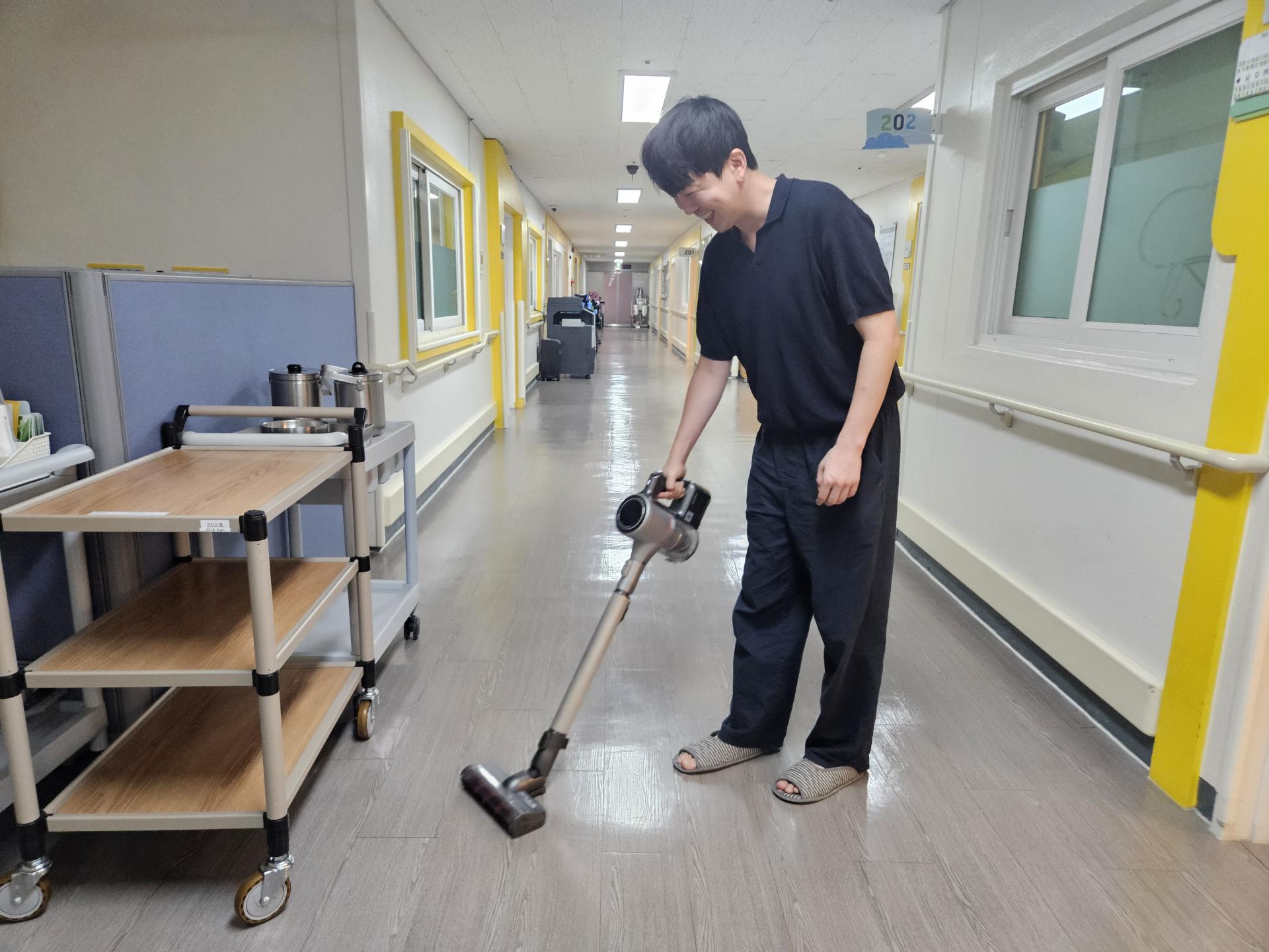 생활공간을 깨끗하게 청소하는 자원봉사자