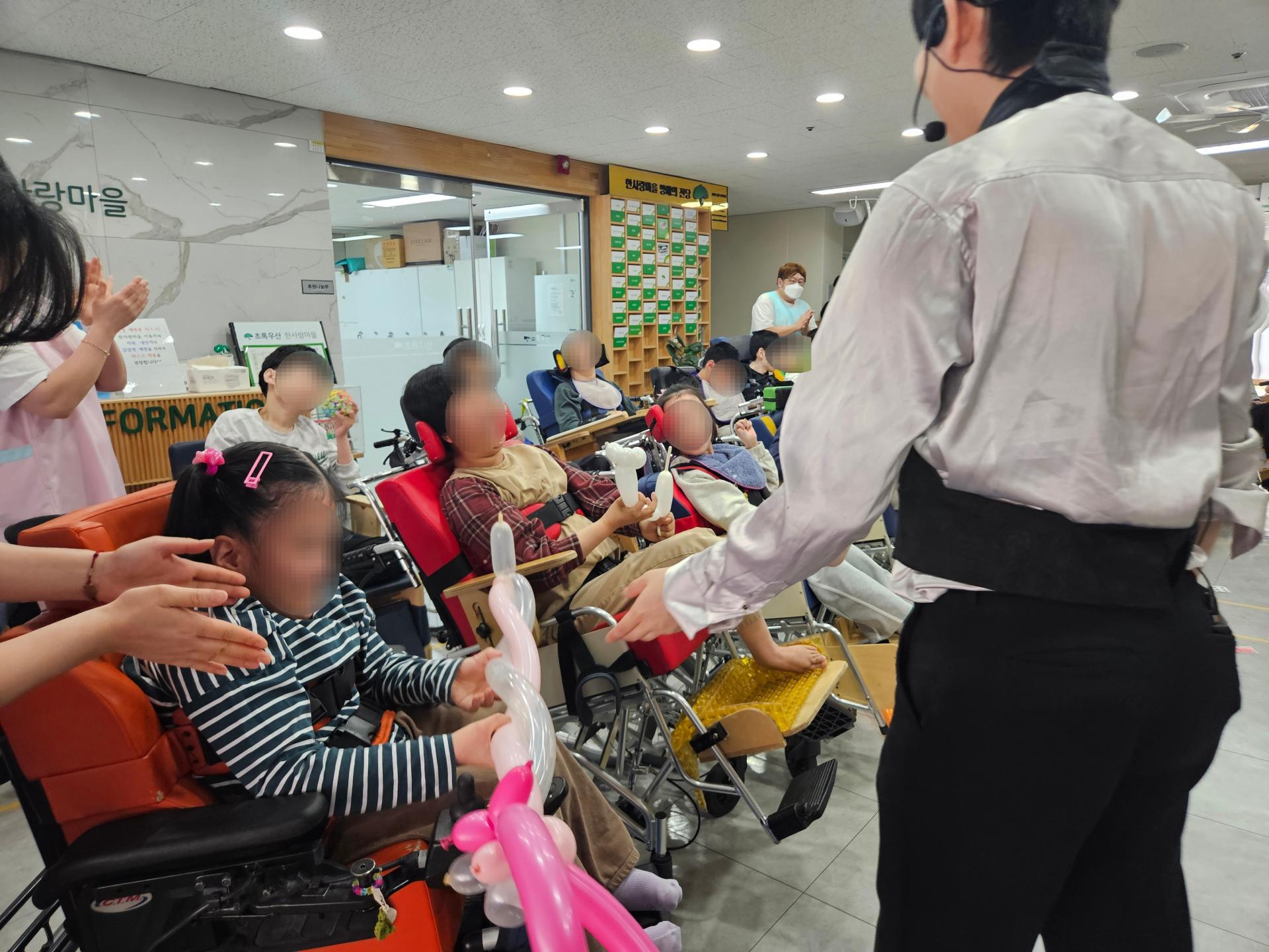 풍선으로 만든 꽃을 받는 이용자