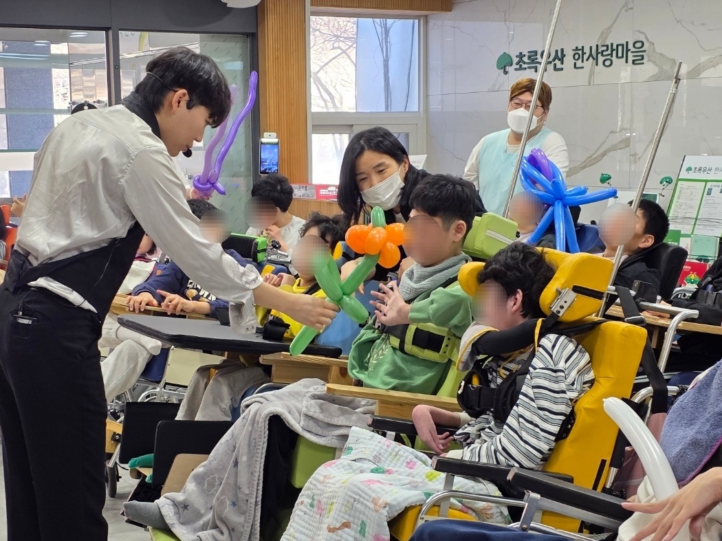 풍선으로 만든 꽃을 받는 이용자