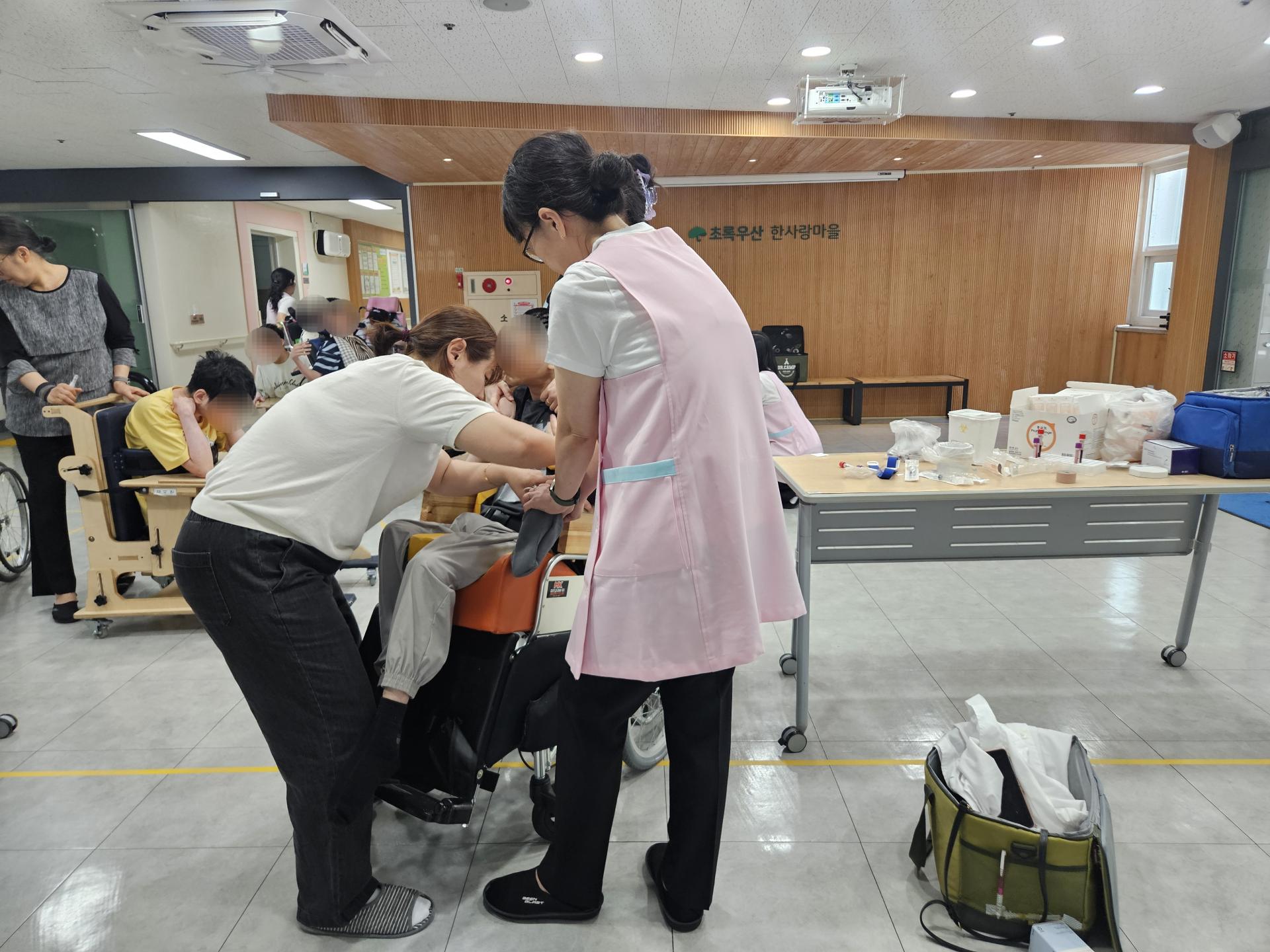건강검진을 진행하는 의료진&직원들의 모습