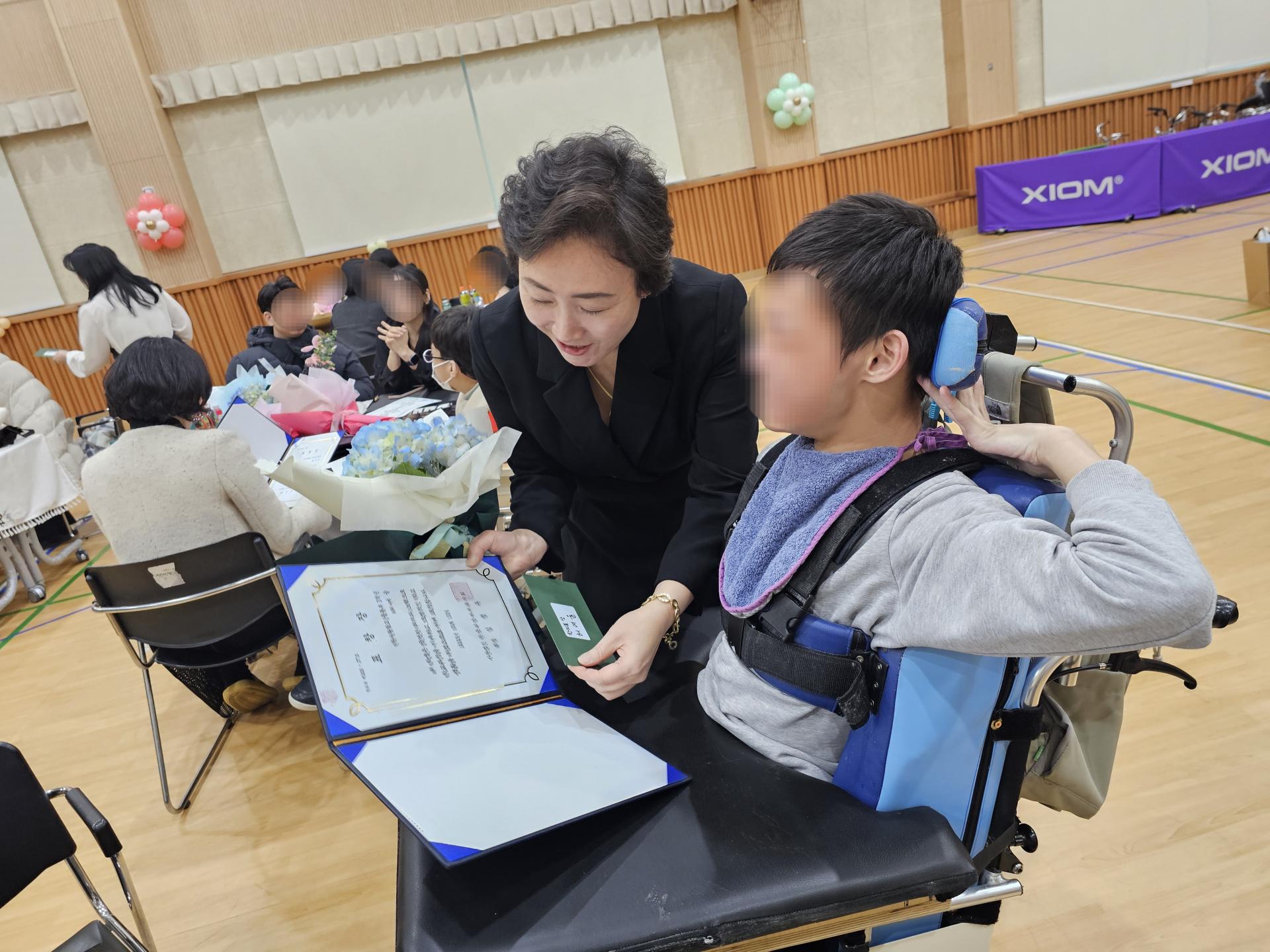 졸업장과 상장을 수여받는 이용자