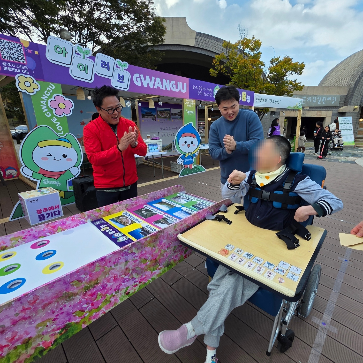 체험부스에서 정답을 맞춰 박수를 받고 있는 이용자