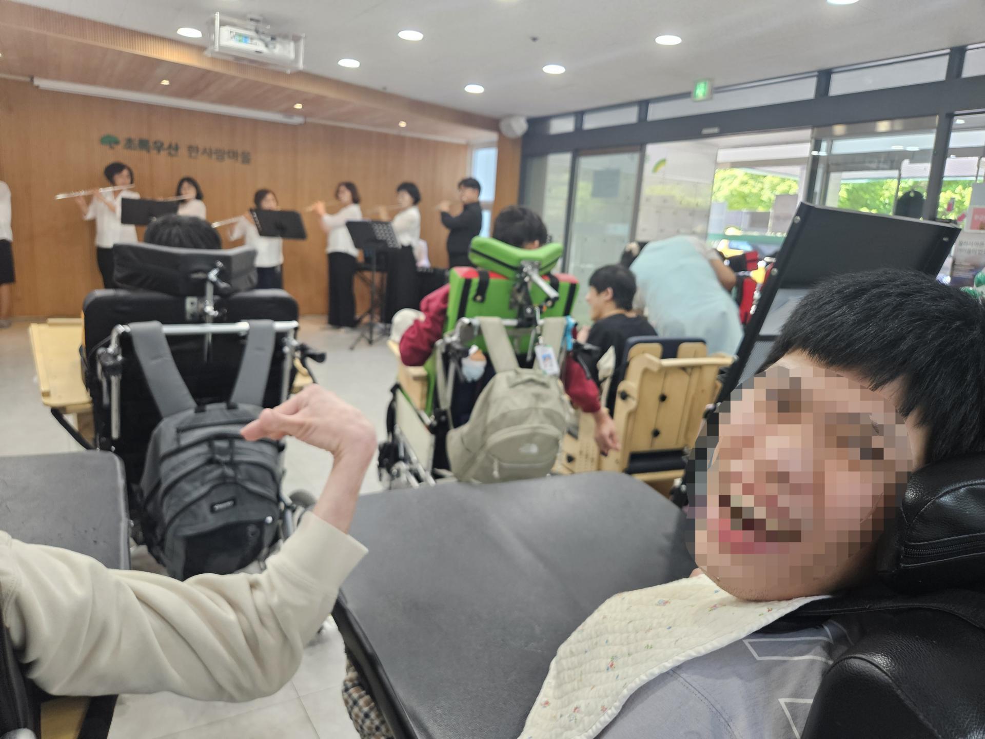 플룻 연주를 듣고 즐거워하는 이용자
