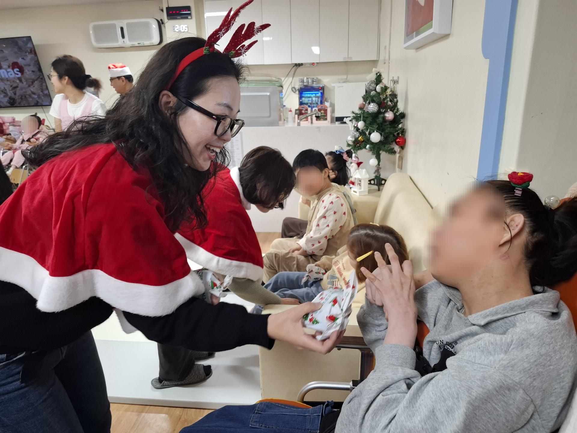 이용자들에게 간식 꾸러미를 전달하고 있는 봉사자 모습