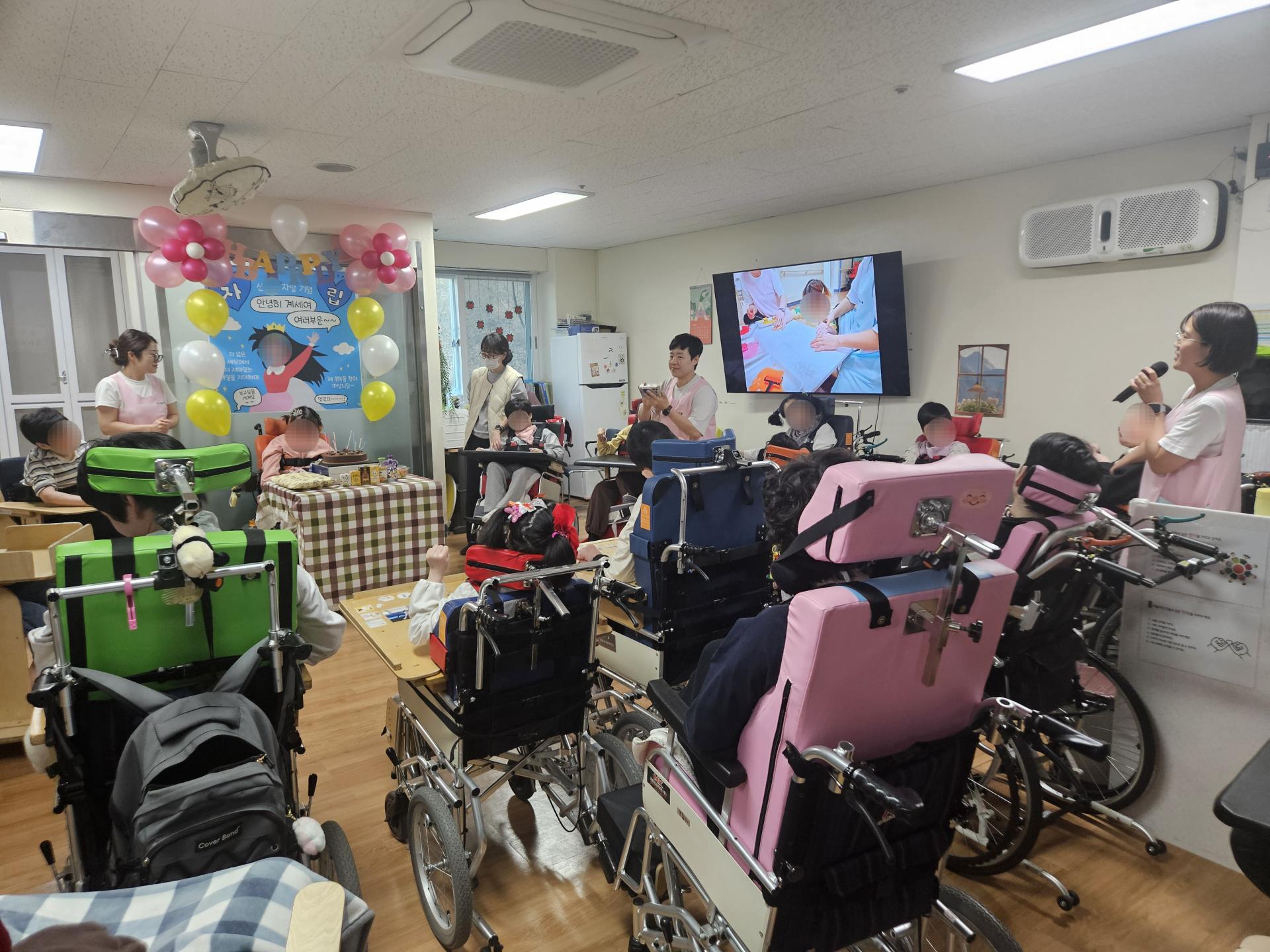 자립을 응원하며 따뜻한 말을 전하는 거주지 선생님