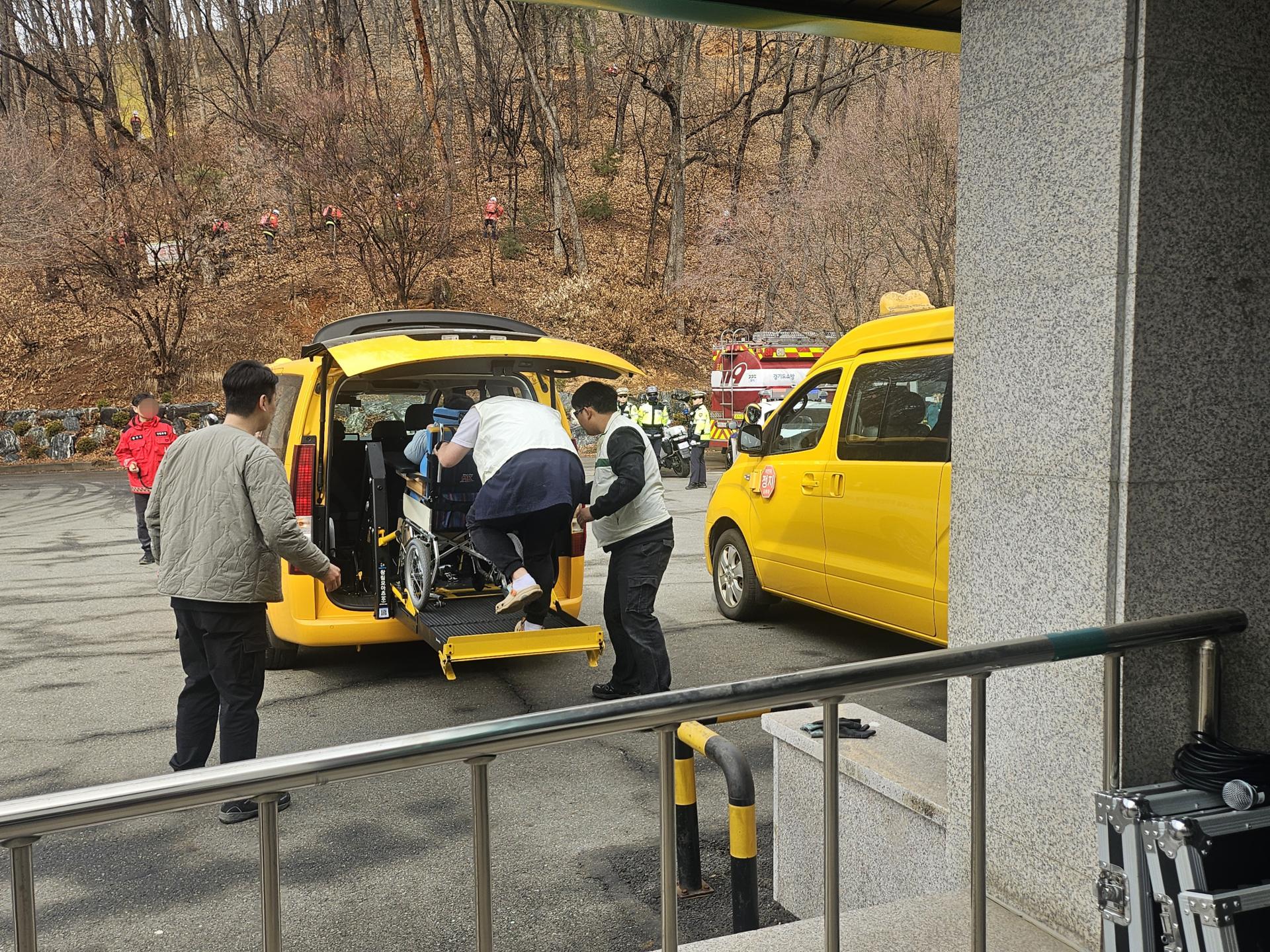 대피를 하기 위해 차에 탑승한 이용자와 직원