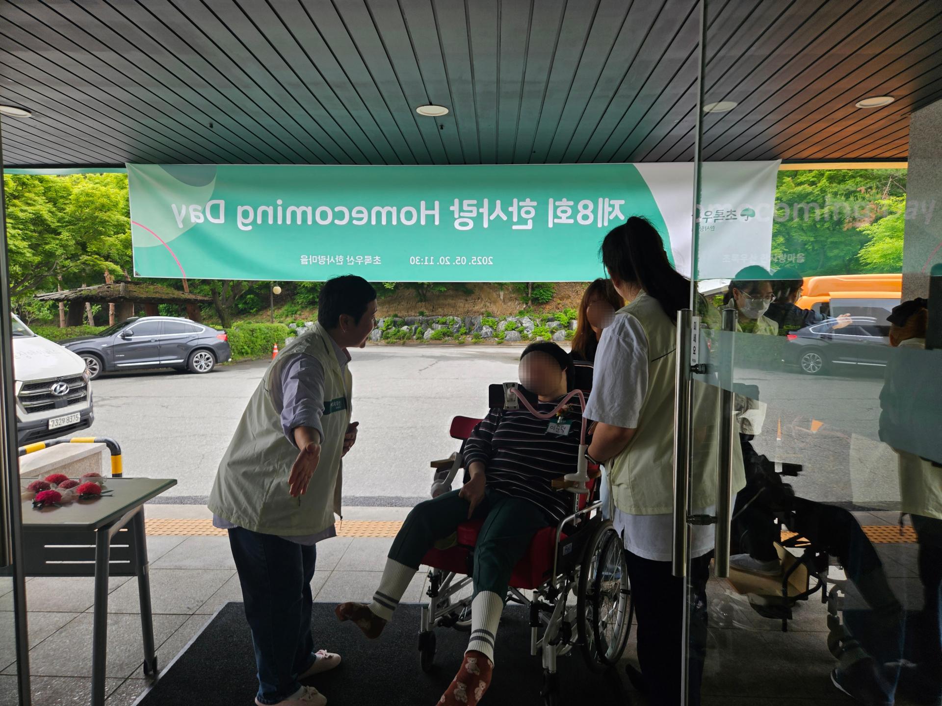 입구에서 이용자를 맞이하는 직원들