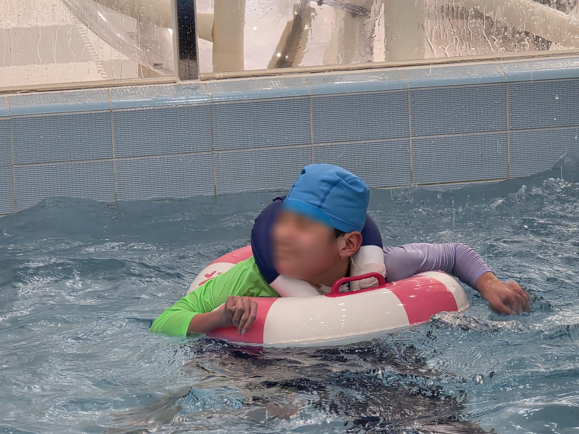 튜브, 구명조끼를 착용하고 물속에서 혼자 움직여보는 이용자