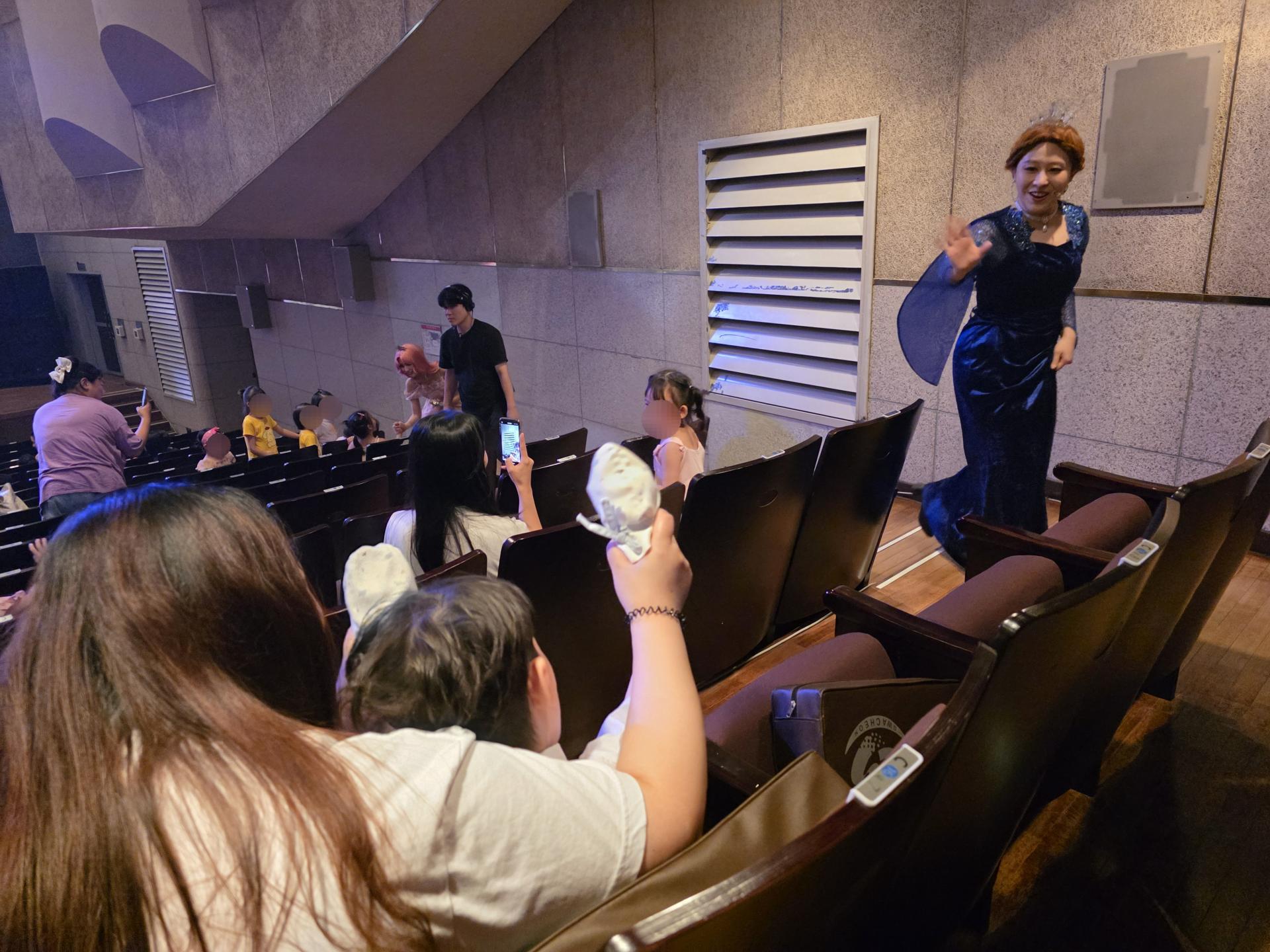 하츄핑 주인공과 인사하는 이용자