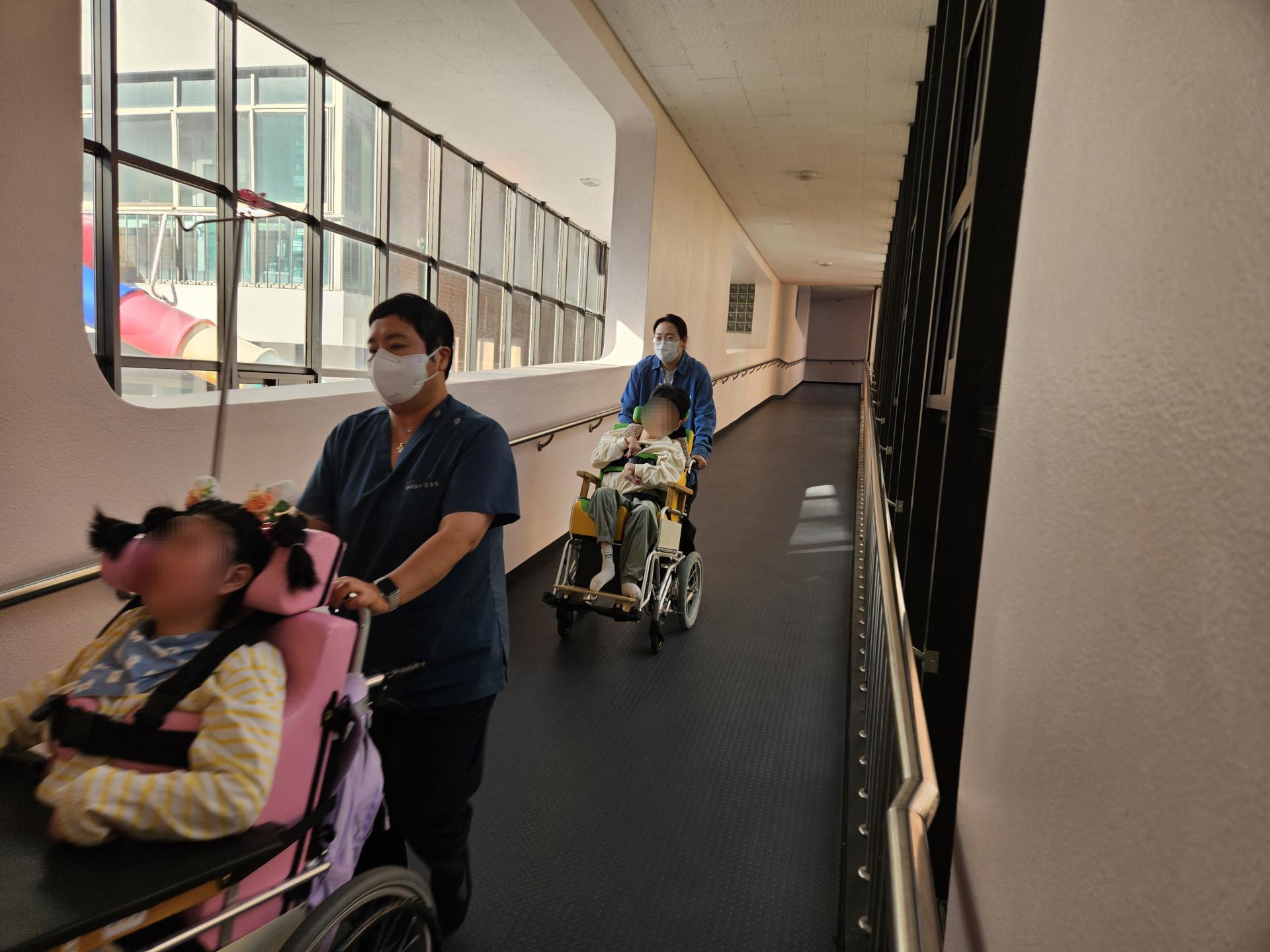 대피훈련을 하는 이용자와 직원