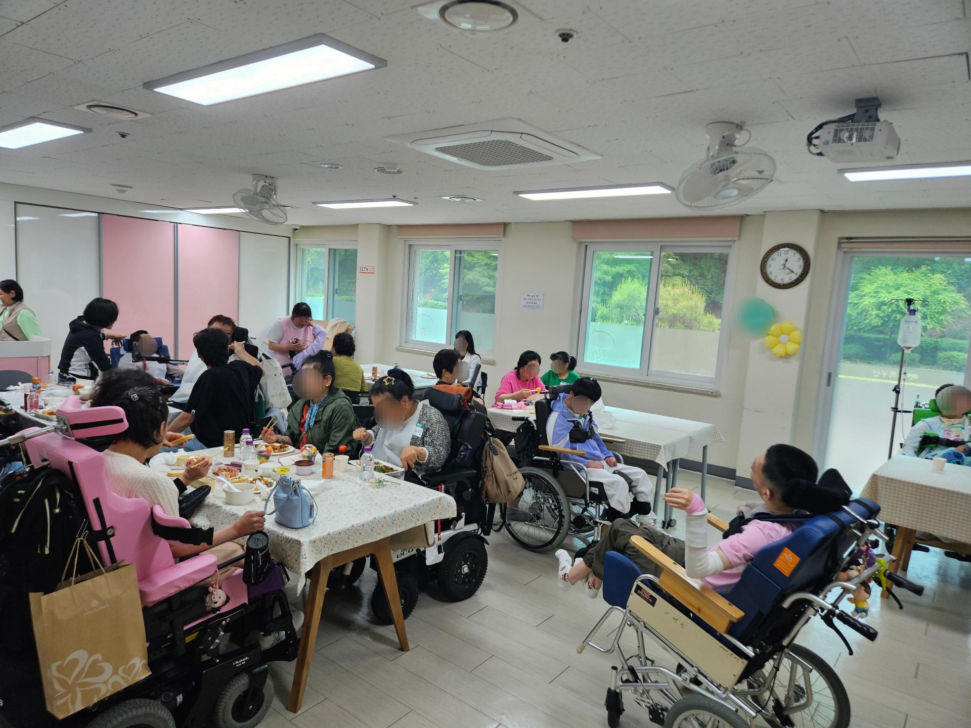 맛있는 점심식사를 하며 대화하는 이용자들