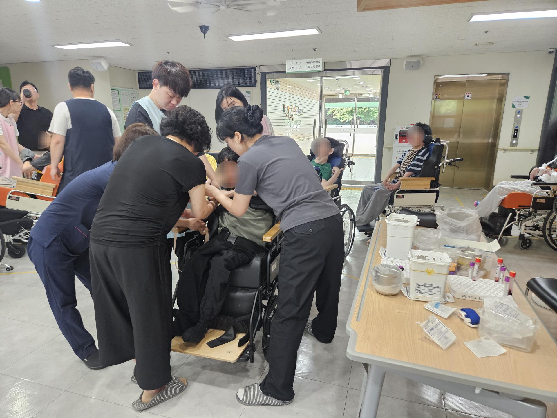 건강검진을 진행하는 의료진&직원들의 모습