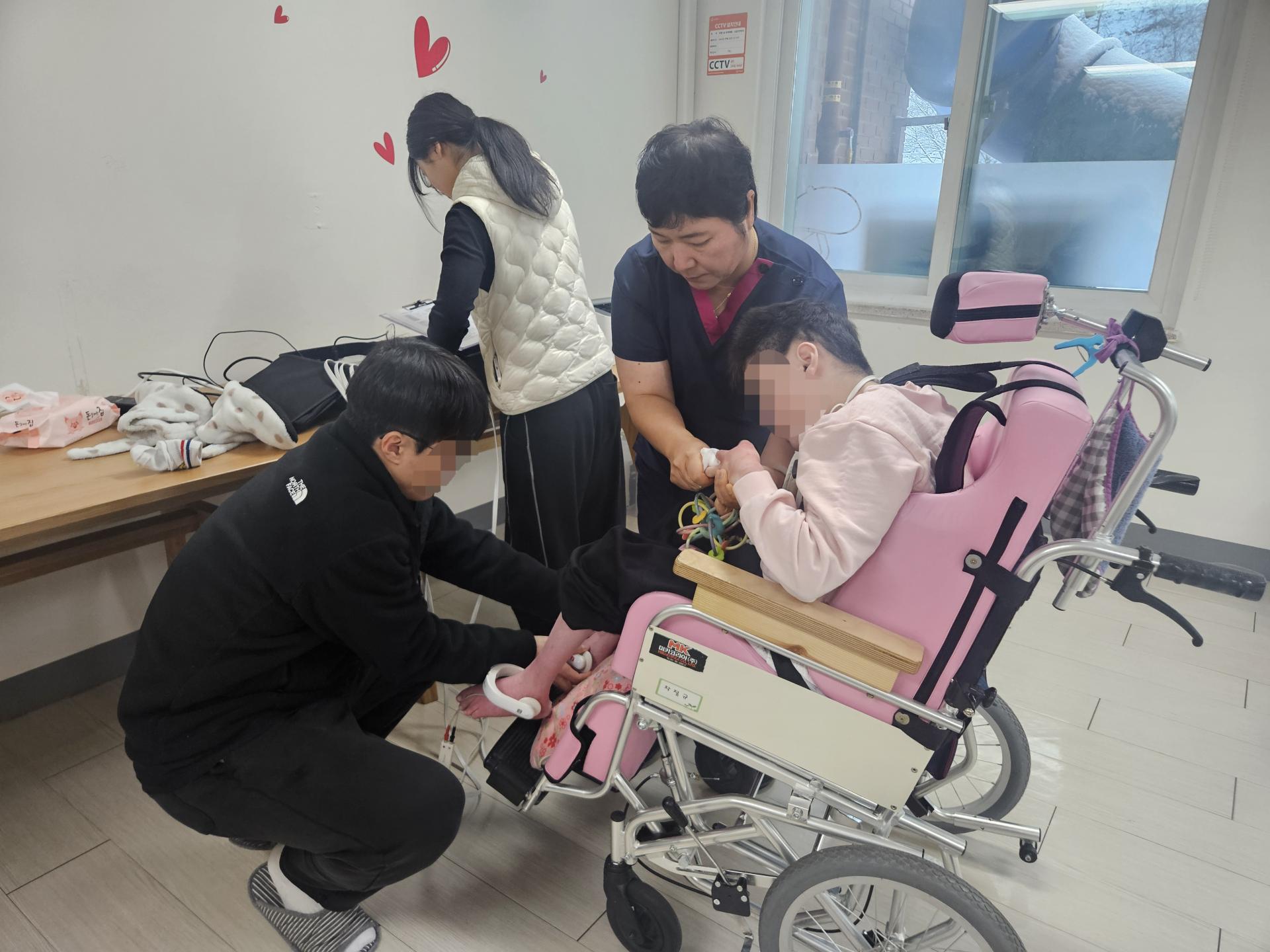 체력을 측정하고 있는 이용자와 장애인체력인증센터 직원 모습