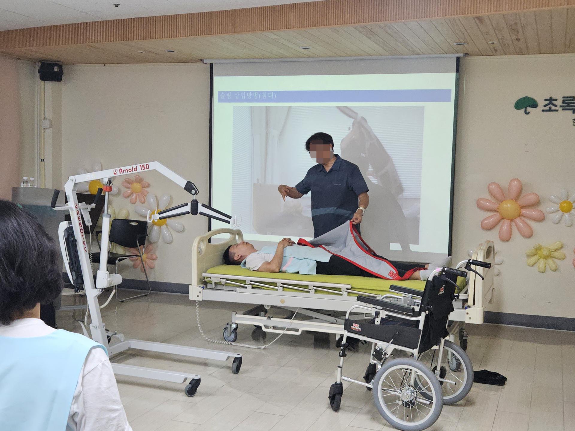 리프트 교육을 진행하는 강사님과 체험해보는 직원