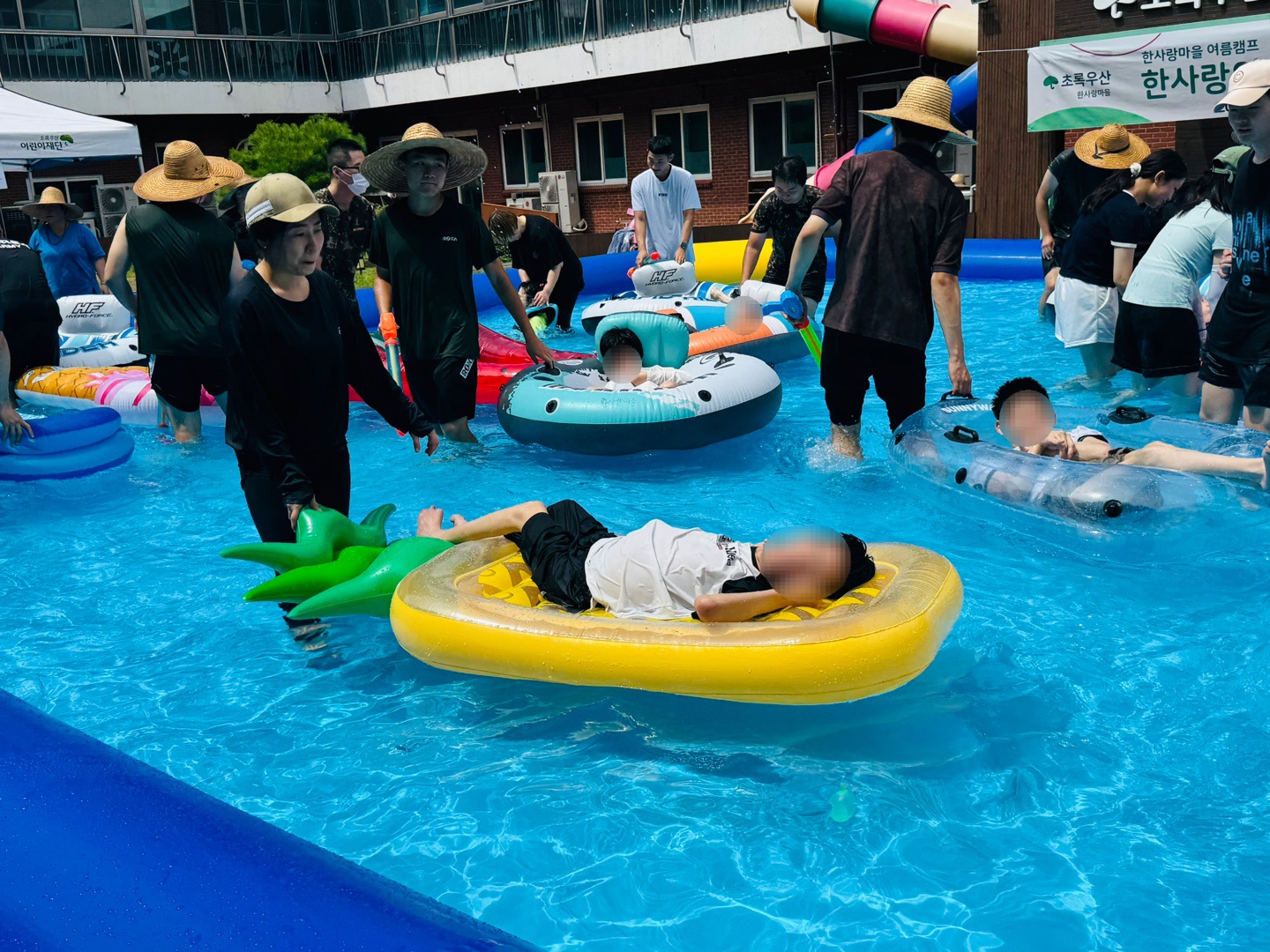 튜브를 타고 있는 이용자와 잡아주는 직원