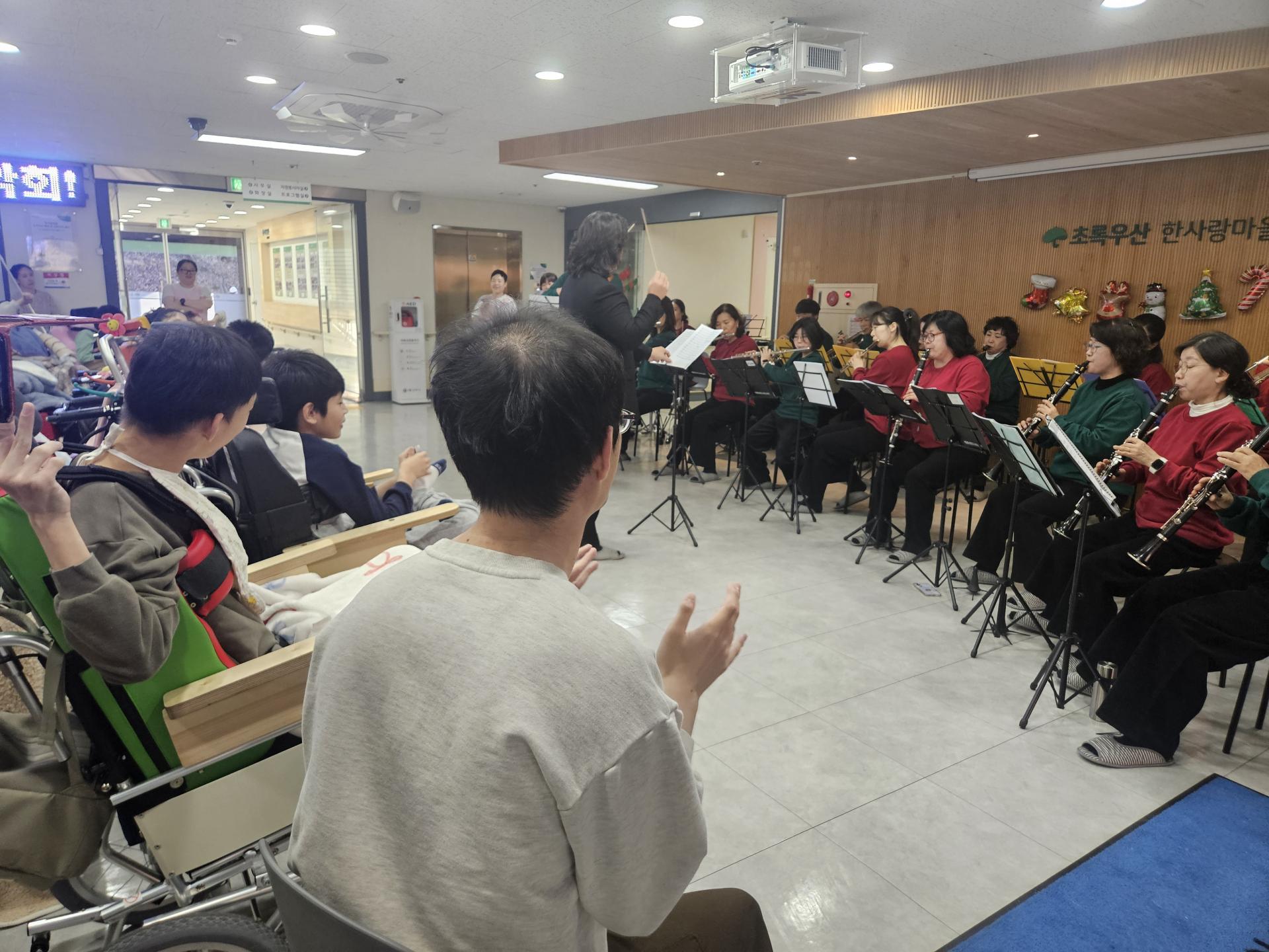 박수를 치고 있는 이용자 뒷모습