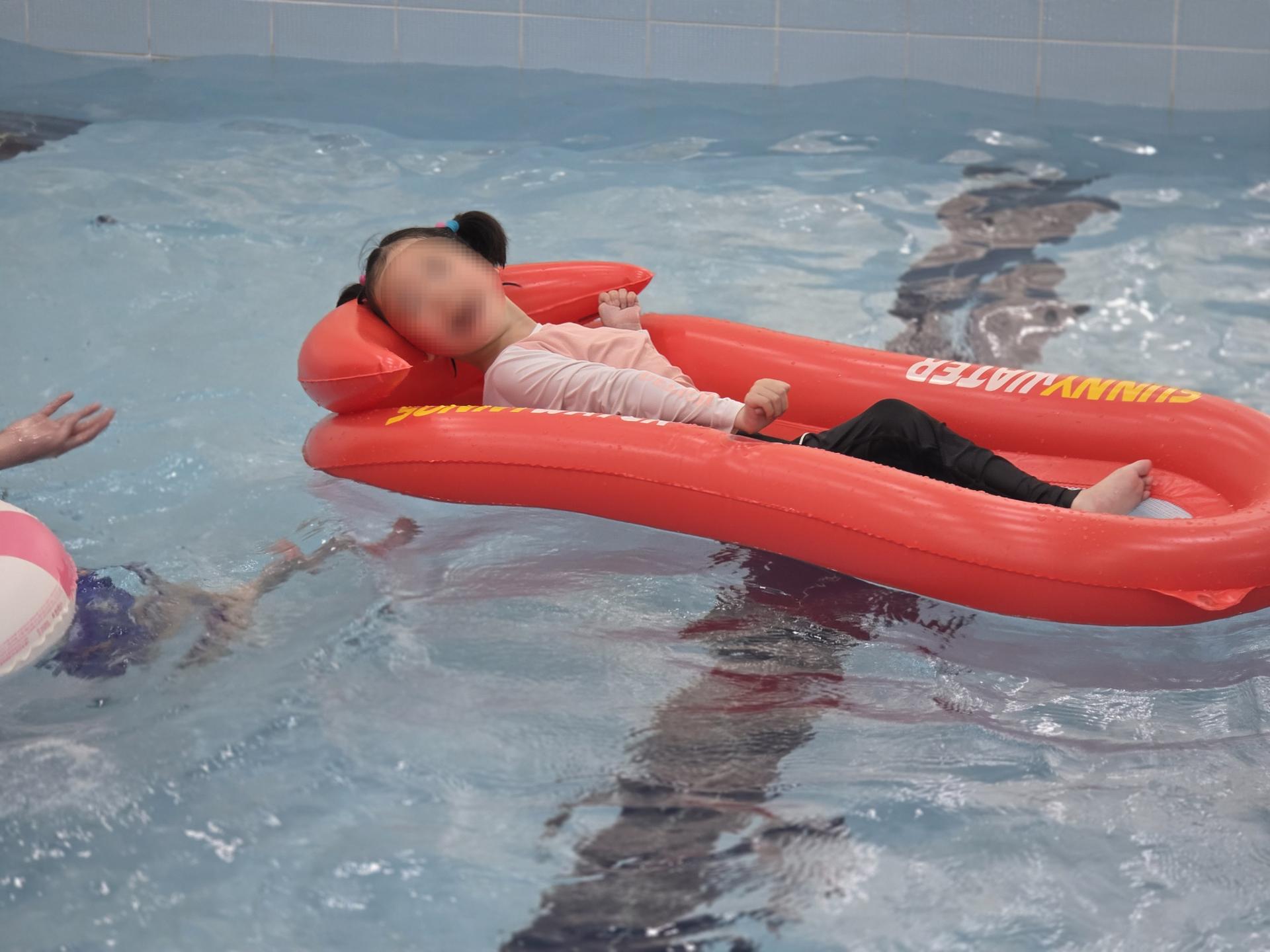 튜브에 누워 웃고있는 이용자