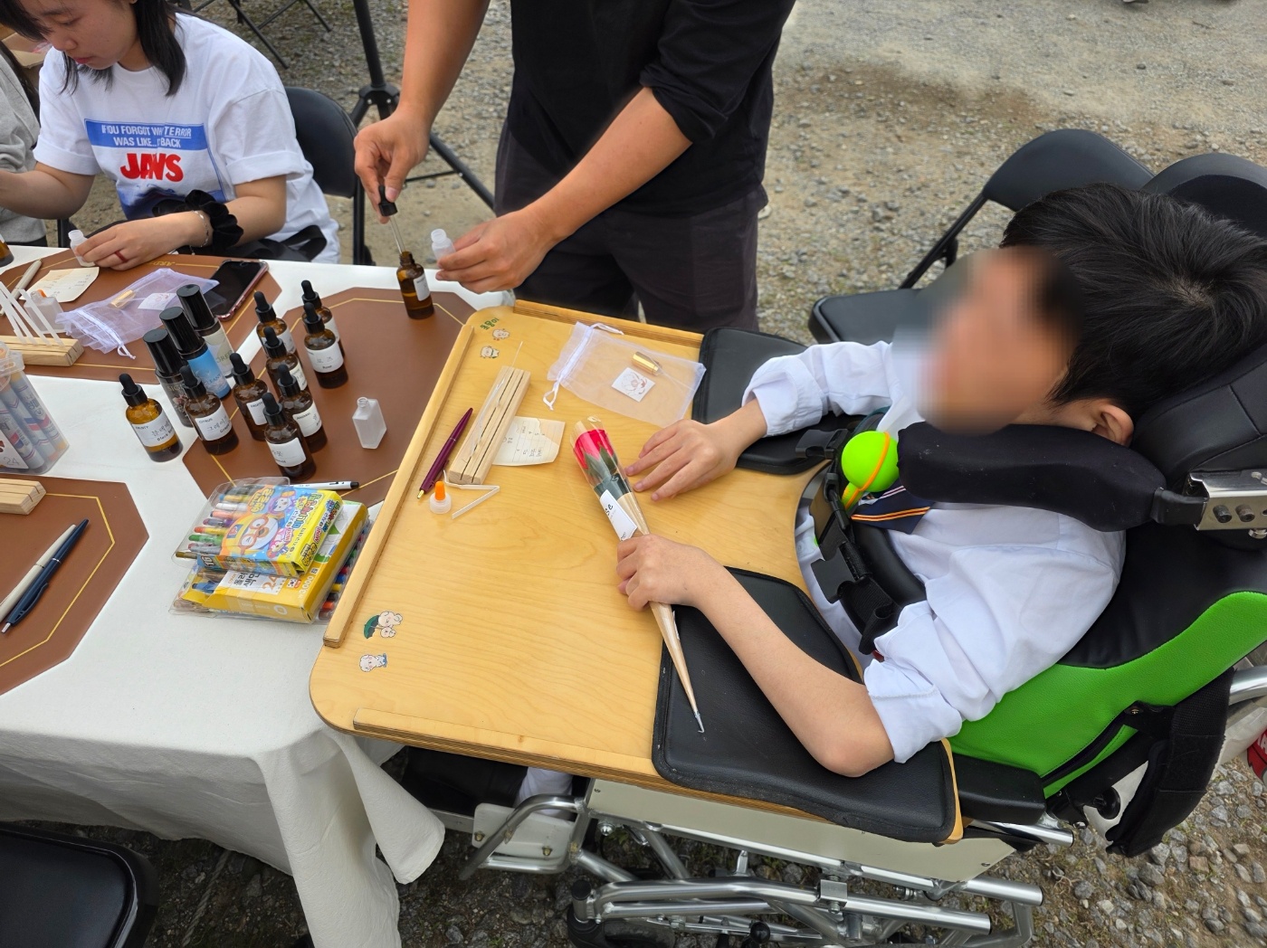 향수 냄새를 맡기전 기다리고 있는 이용자
