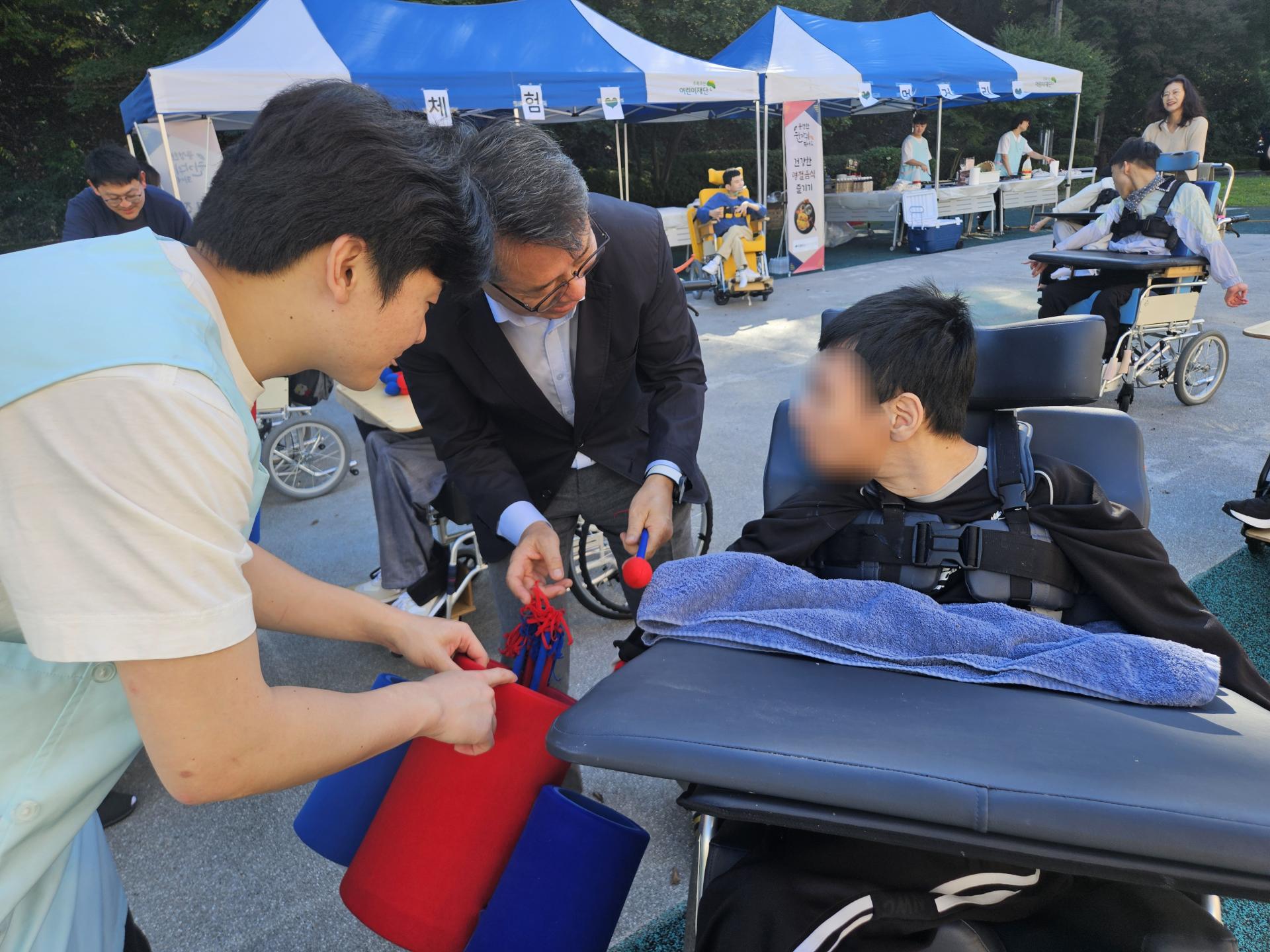 투호를 던지는 이용자와 봉사자