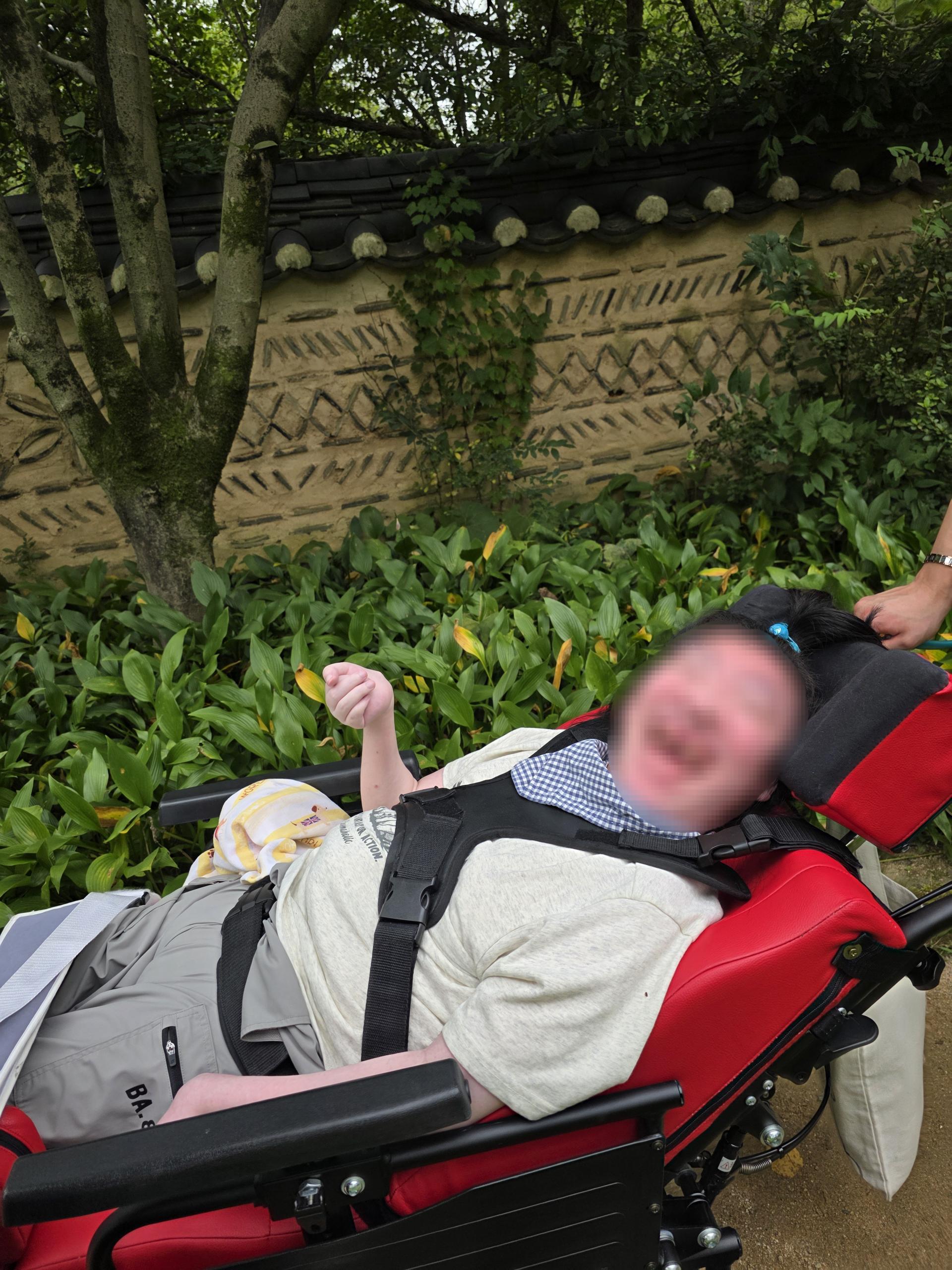 산책하며 즐거워하는 이용자