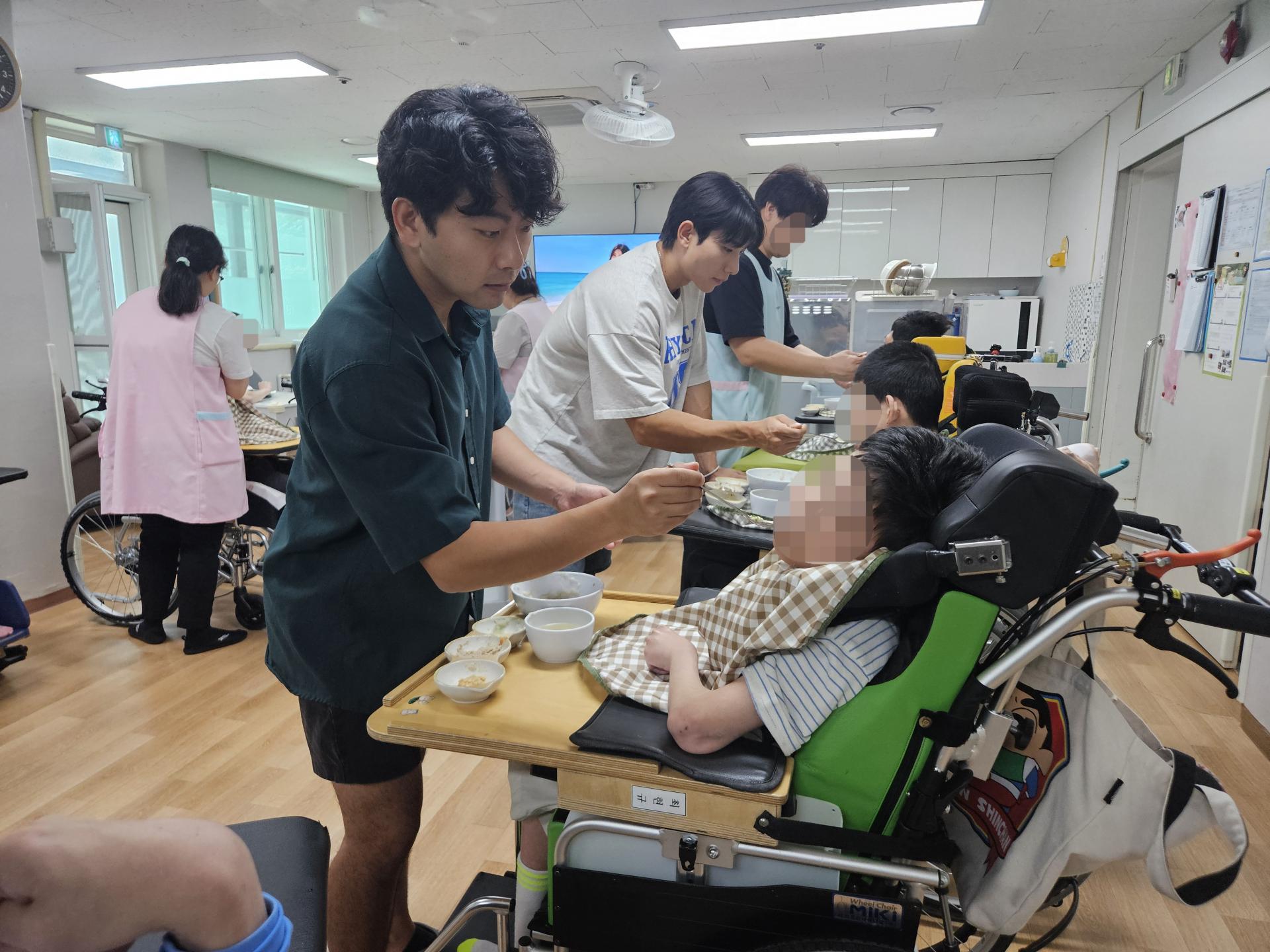 식사지원을 하고 있는 자원봉사자