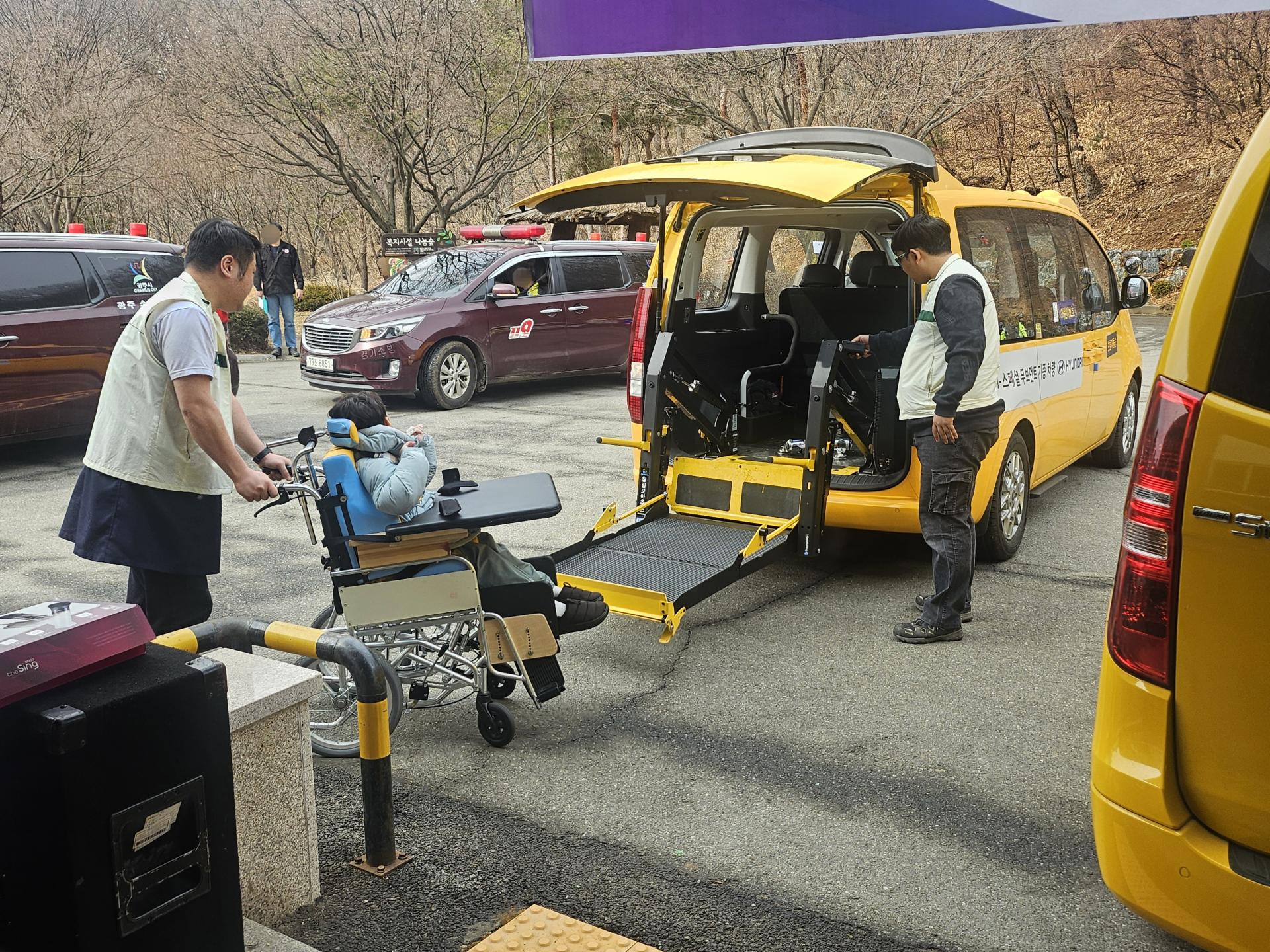 대피를 하기 위해 차에 탑승하려고 하는 이용자와 직원