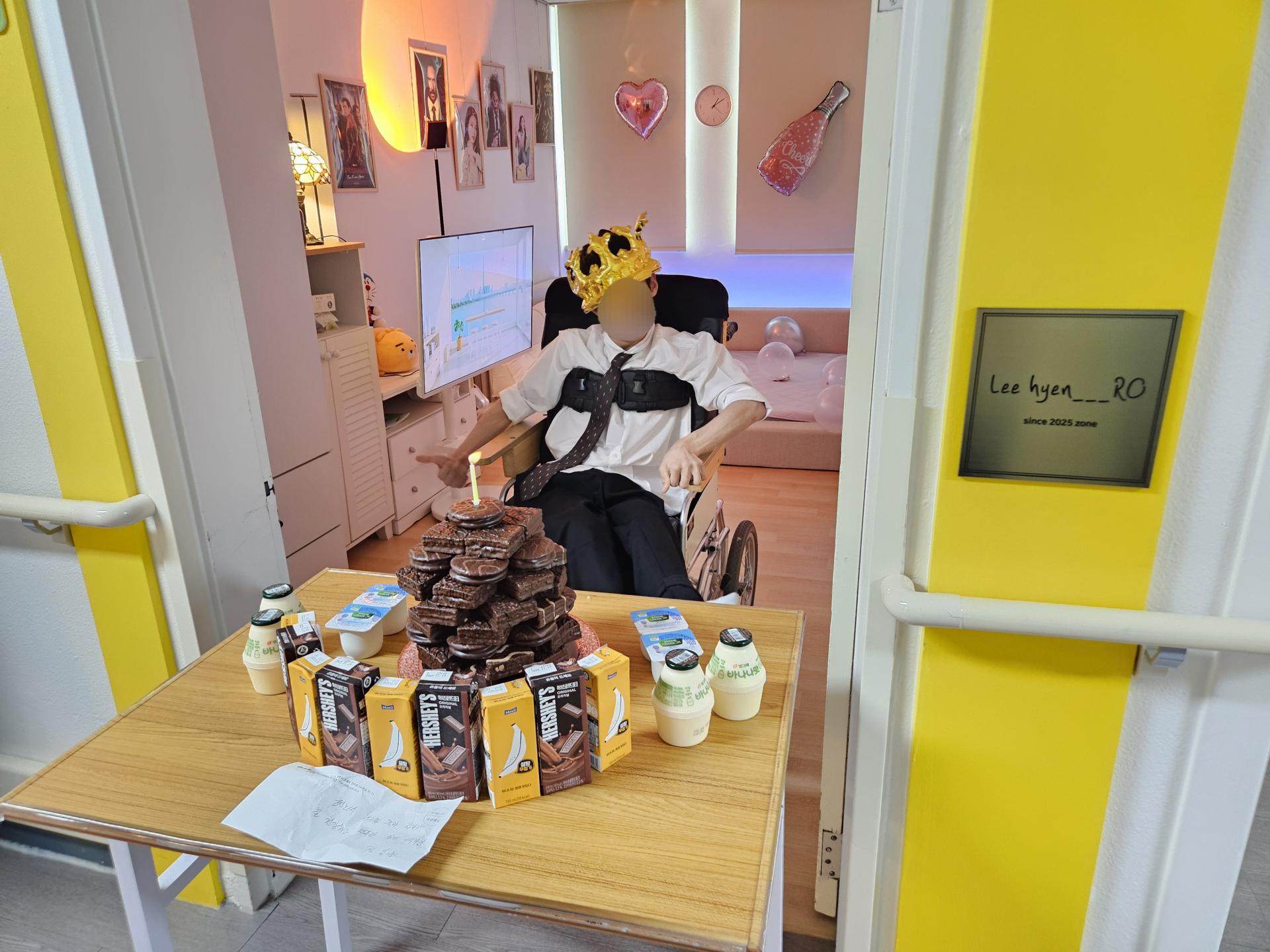 초코파이로 만든 케이크와 바나나, 초코우유를 앞에두고 앉아있는 이용자