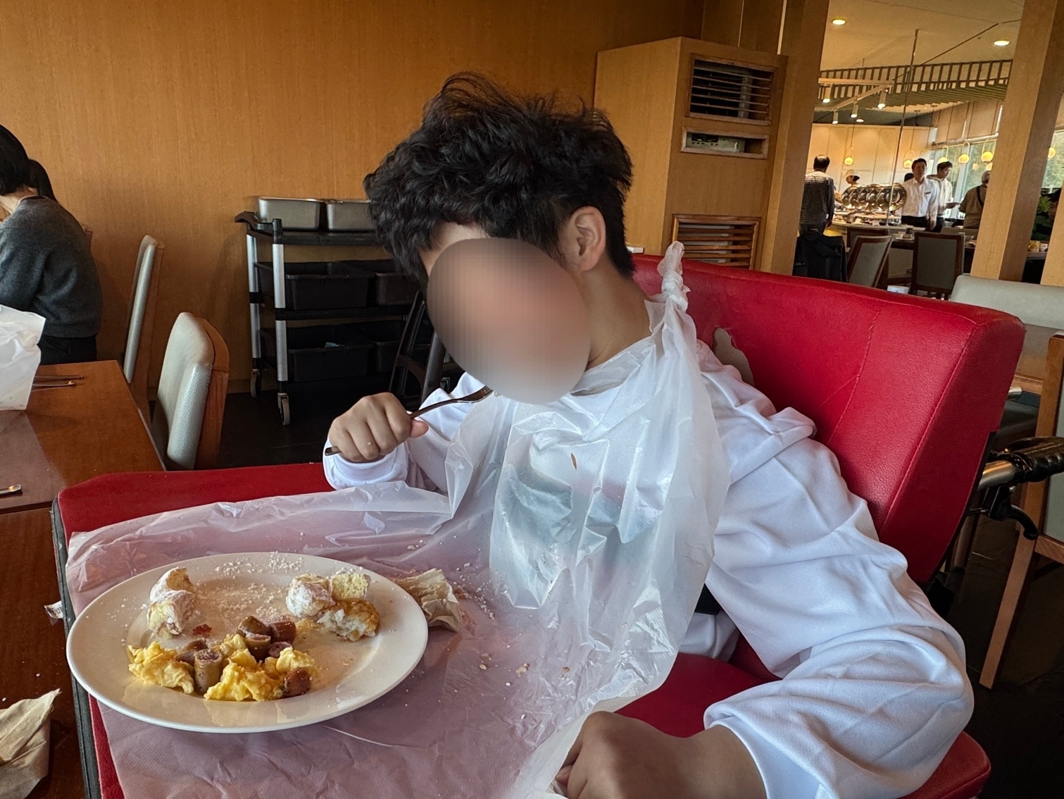 스크램블, 빵, 소세지 등 리조트에서 조식을 즐기고 있는 이용자 모습