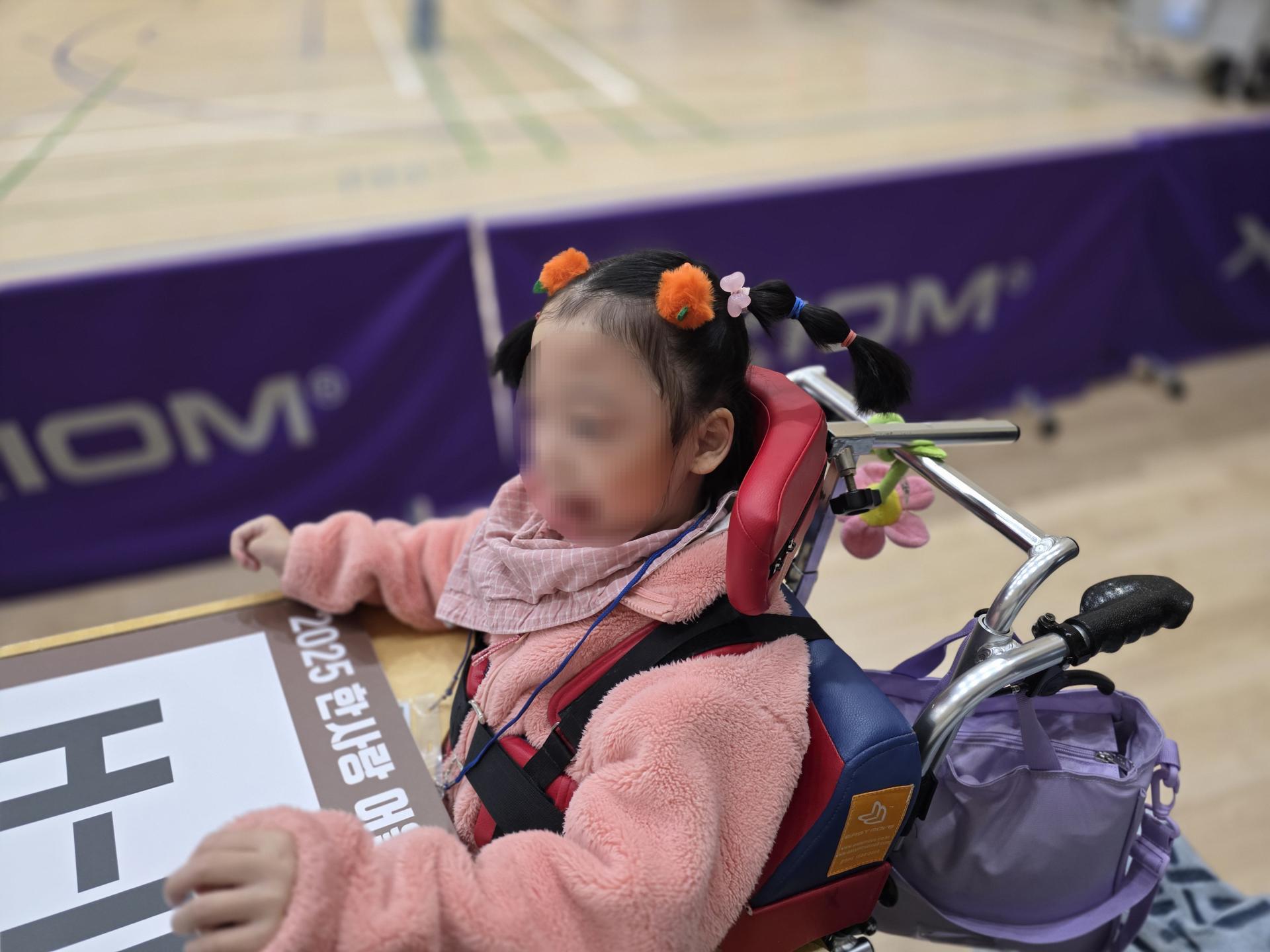 참가 전, 웃으며 즐거워하는 이용자 모습