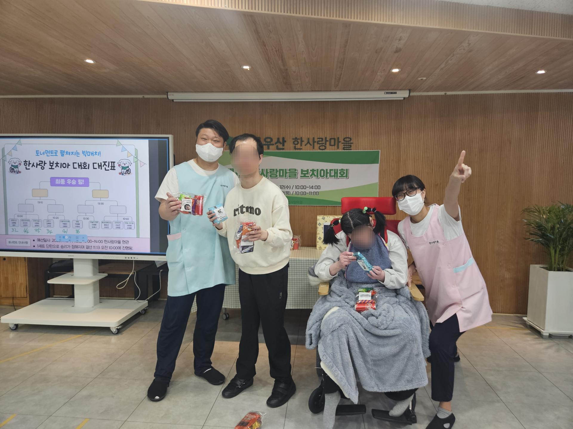 기념품을 받고 사진을 찍는 이용자와 직원들