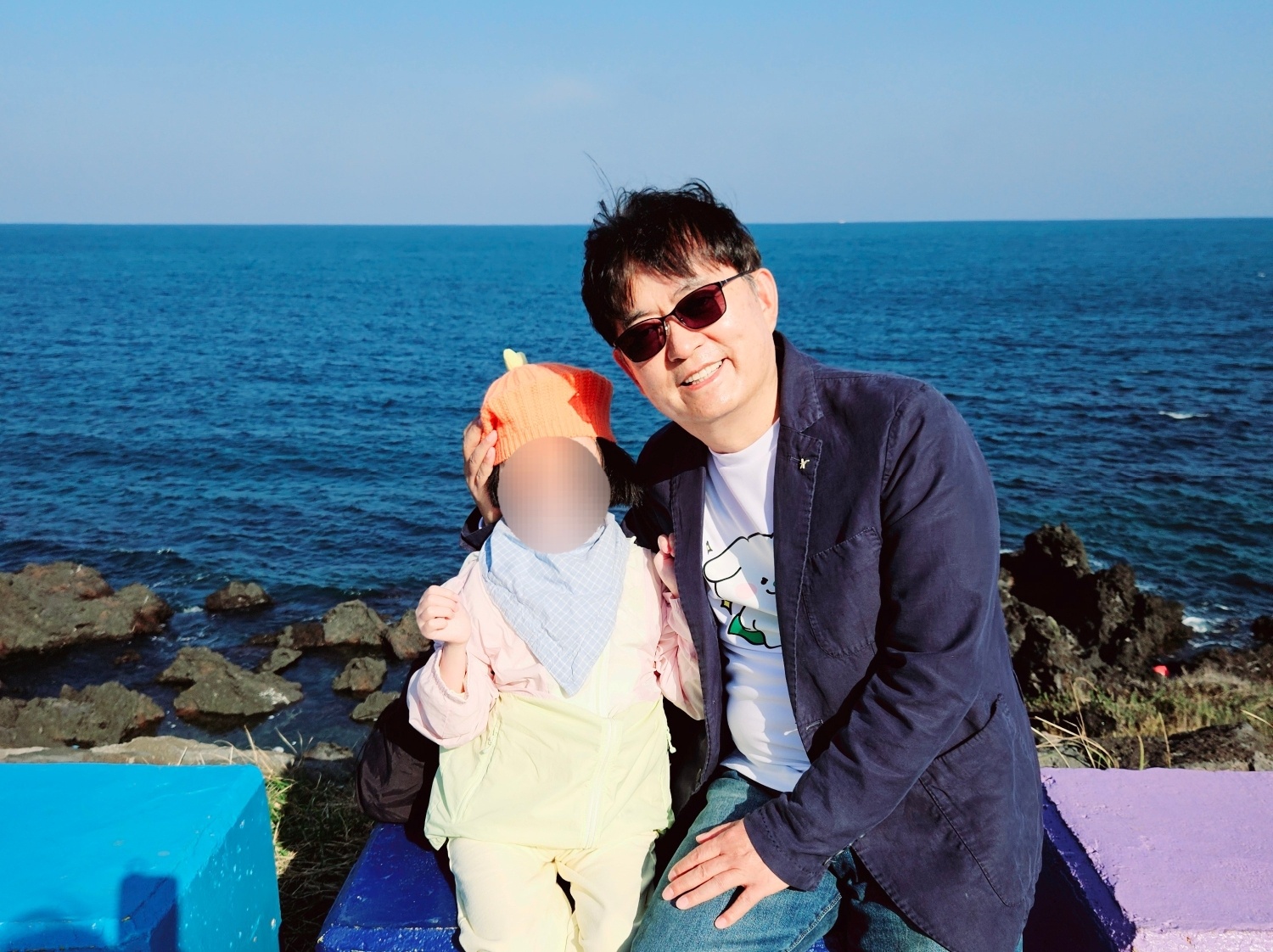 무지개 해안도로에서 바다를 배경으로 이용자와 원장님 한컷!