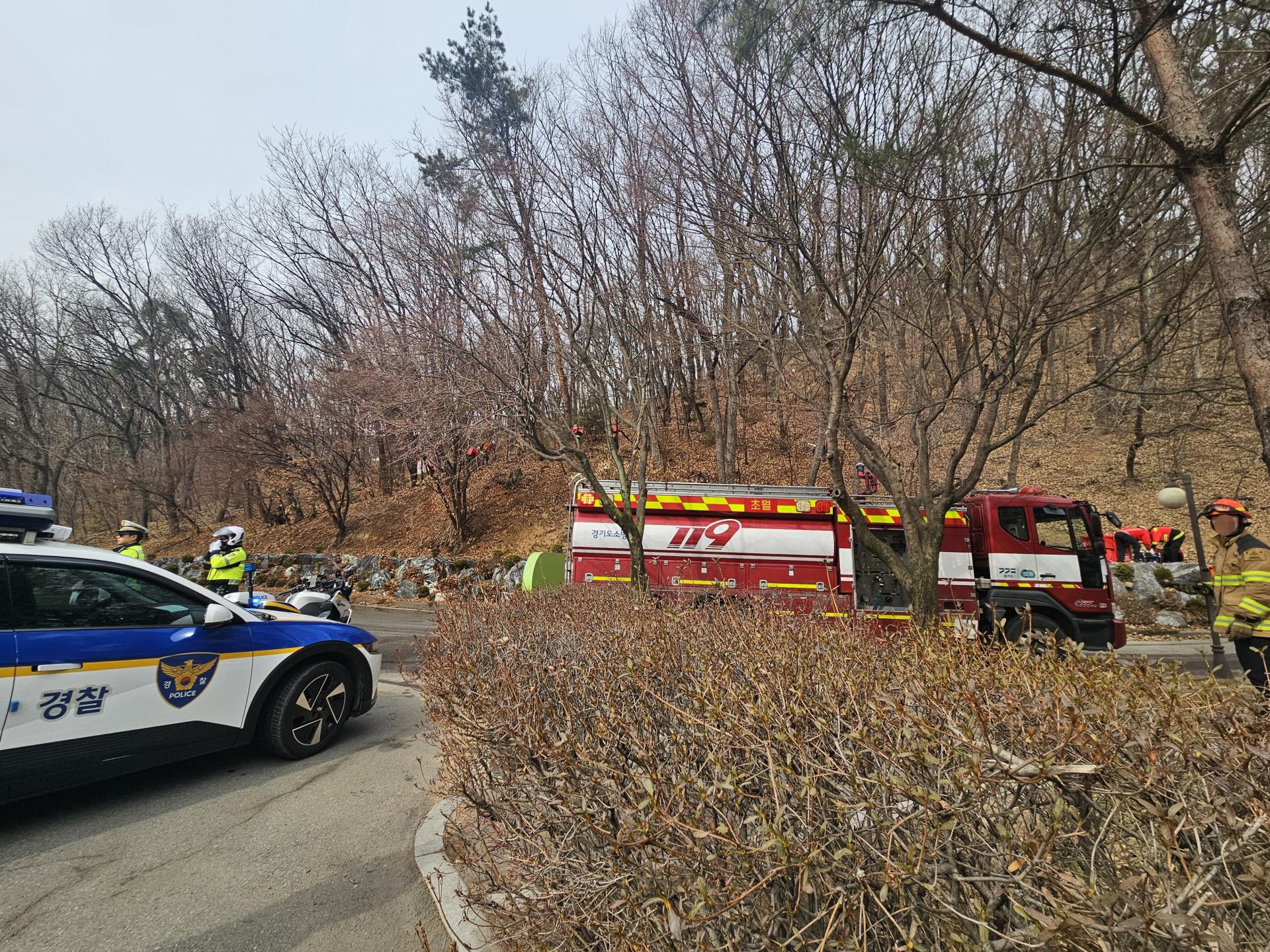 화재 진압을 위해 들어온 소방차와 신고를 받고 온 경찰차